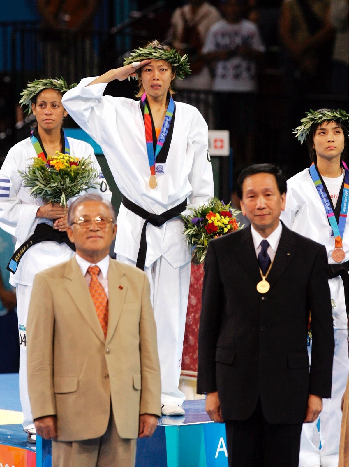 2004雅典奧運金牌教授陳詩欣（後排中）