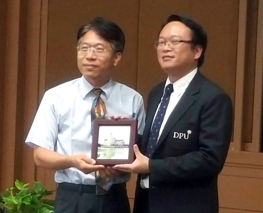 花師教育學院范院長（左）致贈紀念品給東盟學院院長（右）