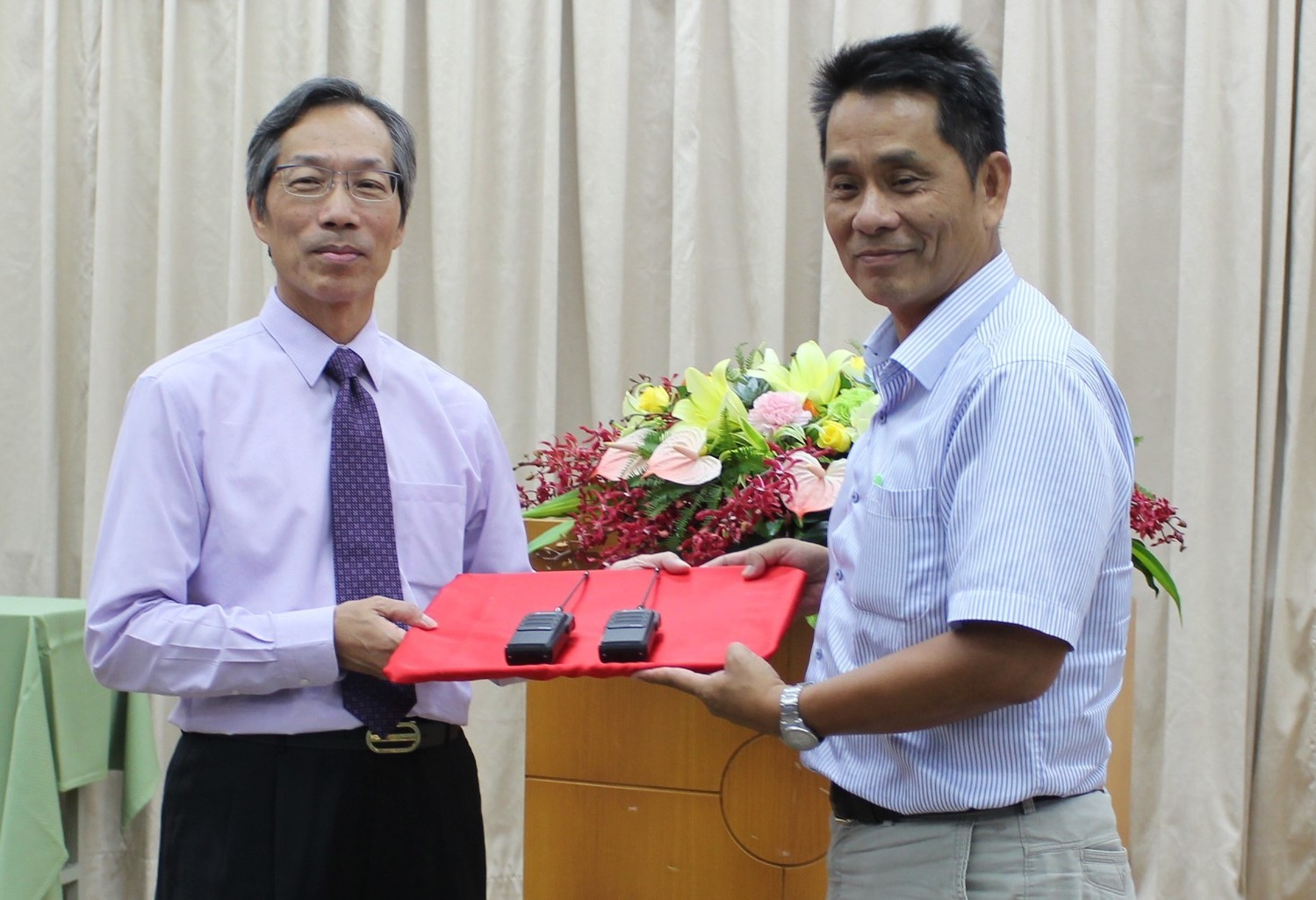 旭子科技陳永昌總裁（左）捐贈無線電對講，由徐輝明副校長（右）代表受贈