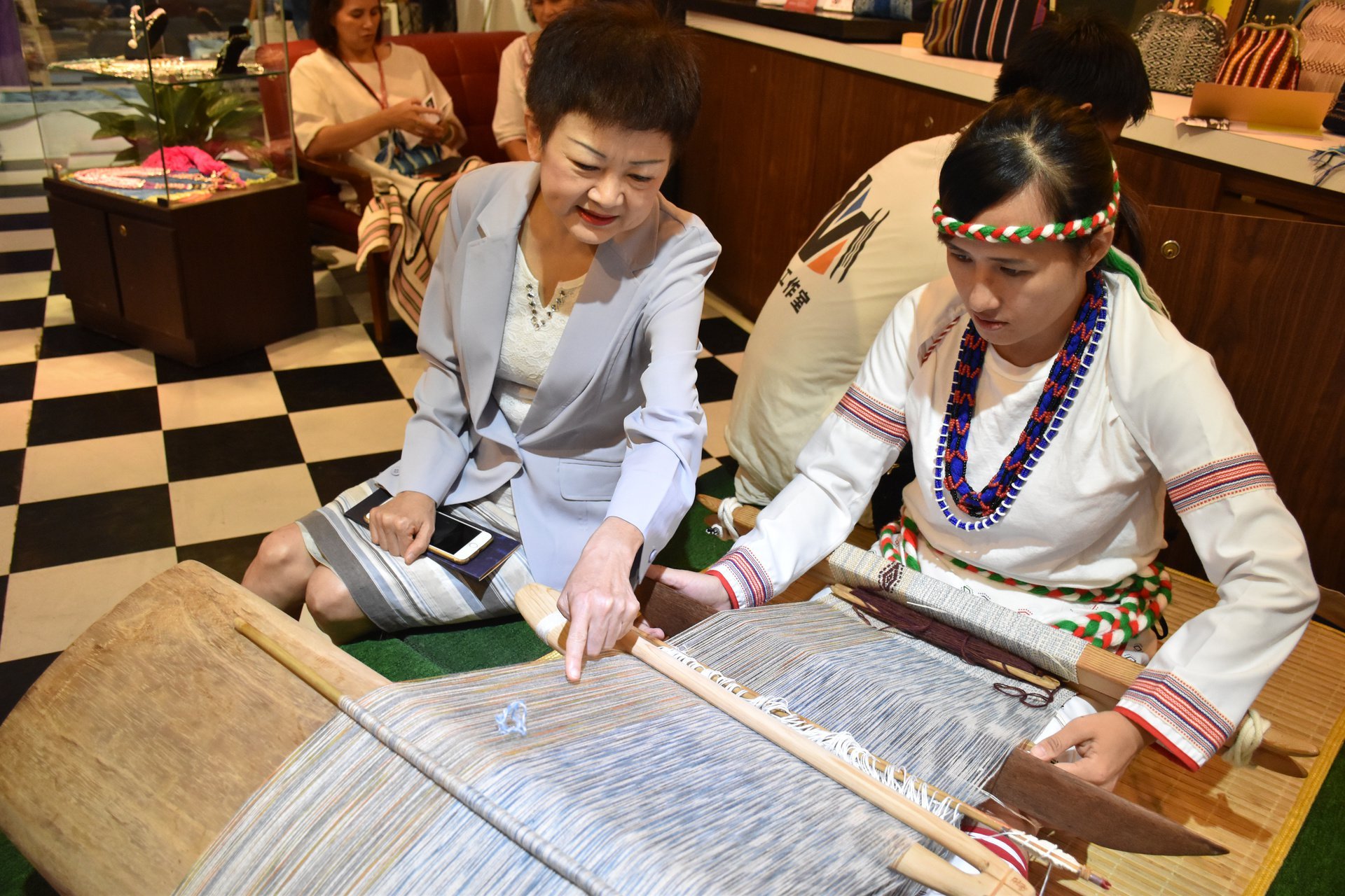 文化局陳淑美局長（左）觀賞太魯閣族族人（右）以地織機重現傳統編織