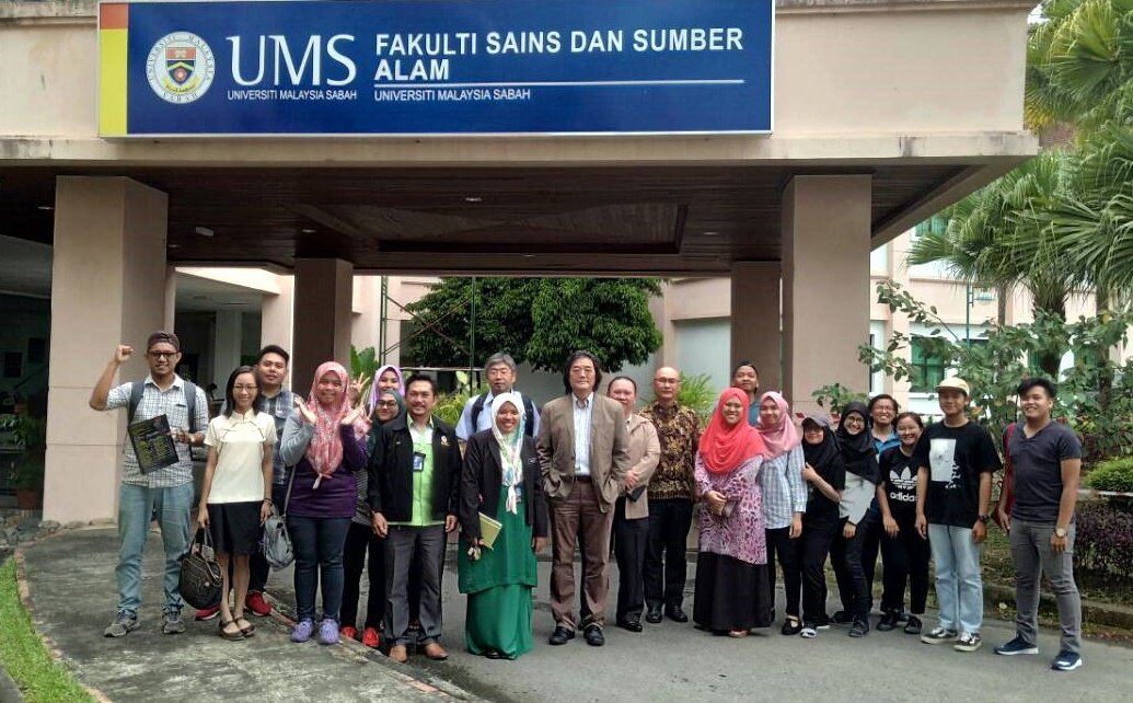 馬來西亞沙巴大學科學與自然資源學院外師生合影