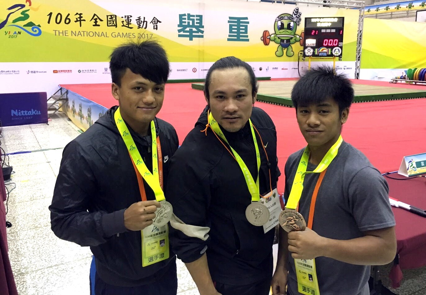 林清輝同學（左1）手持獎牌