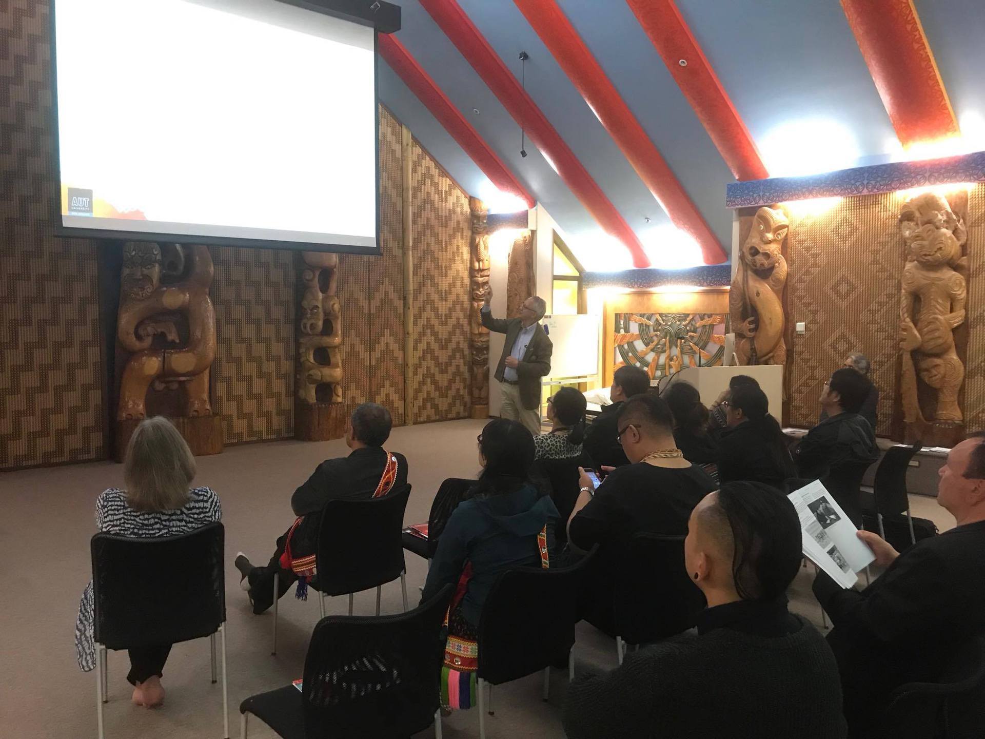 奧克蘭理工大學主管Dr. Pare Keiha於該校的Marea學習場所進行簡報，並說明透過科技在毛利教育傳承的功能。
