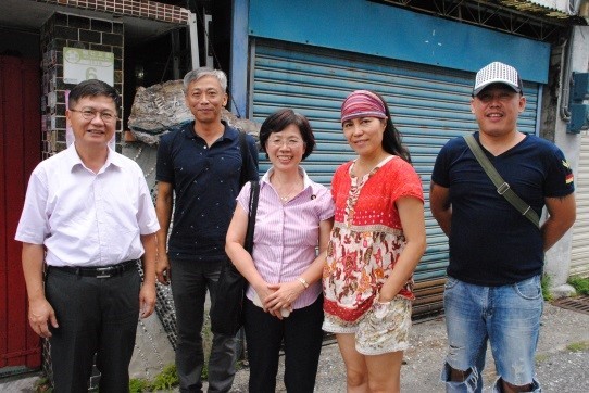 王鴻濬院長（左一）陪同立法委員尤美女（中）拜訪工藝師徐香蘭（右二），了解創作者處境與困難。