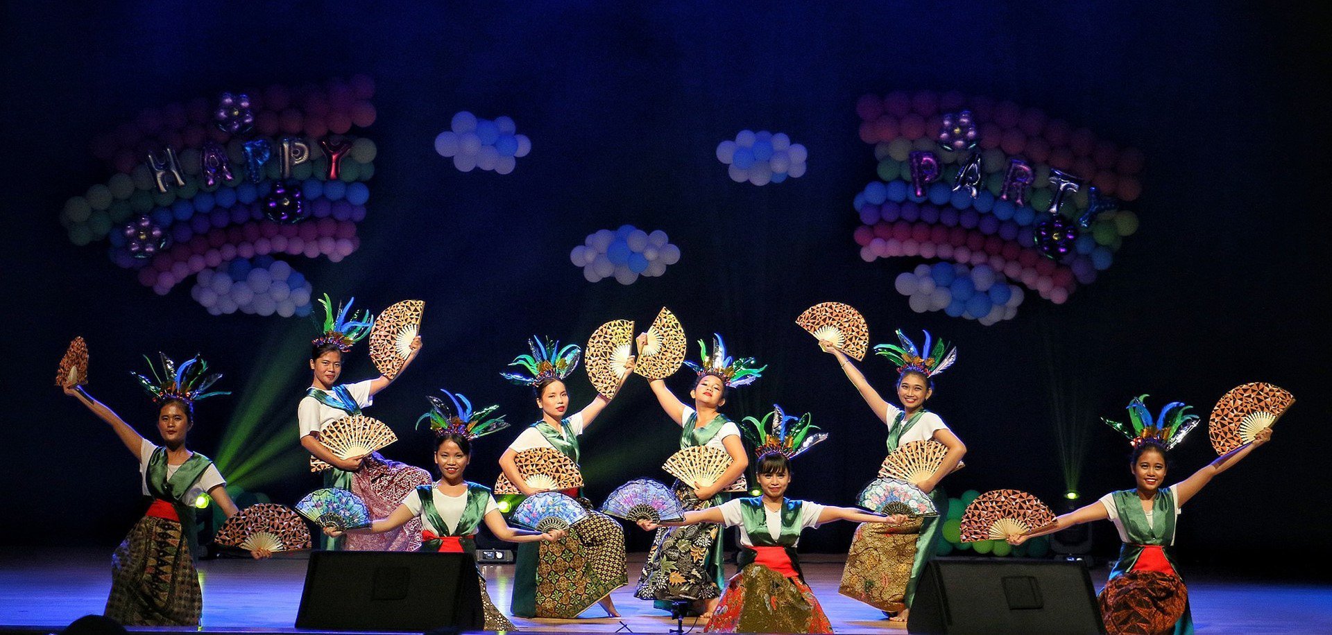 印尼隊伍精湛的扇子舞