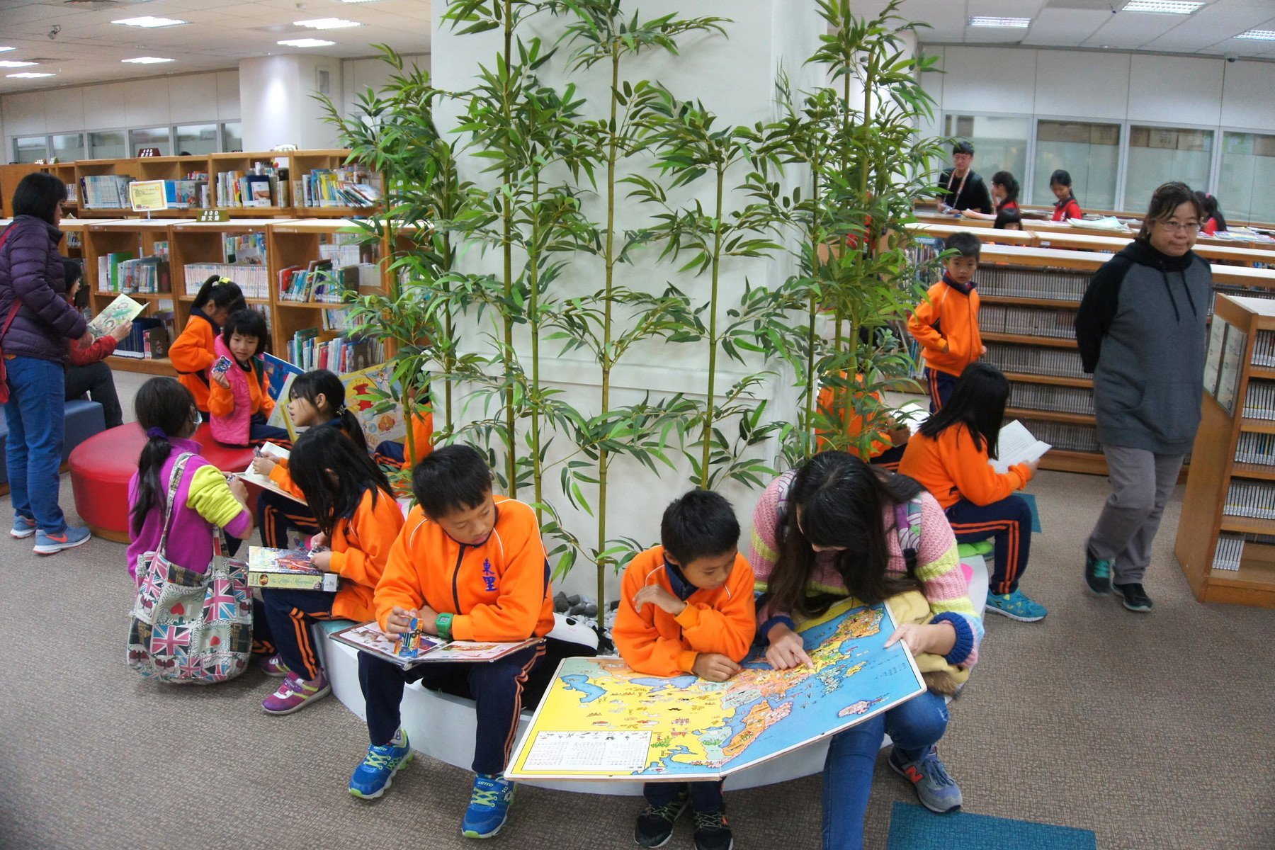 東里國小同學於東華大學圖書館參訪