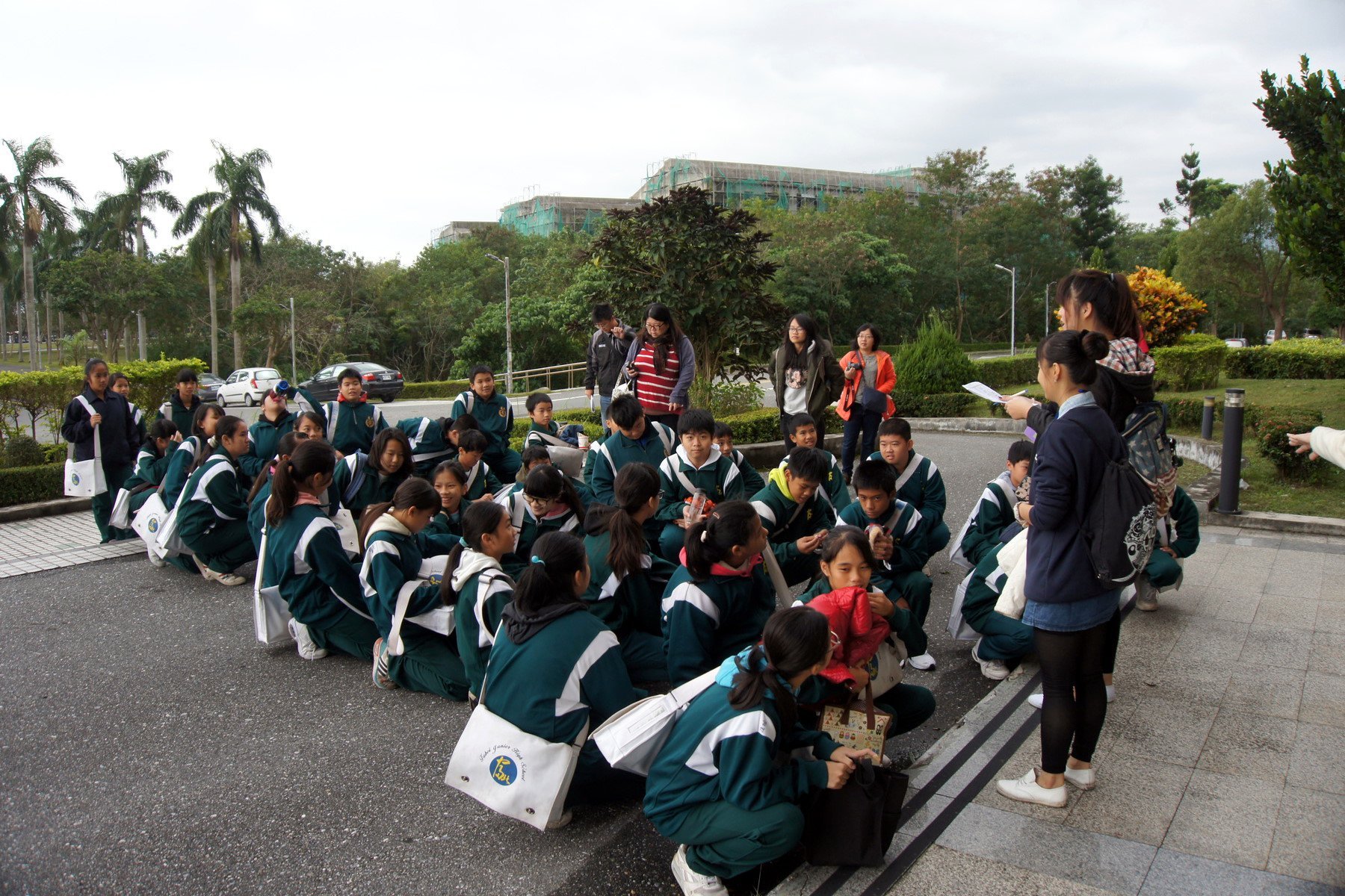 富北國中同學於東華大學行政大樓前準備參訪