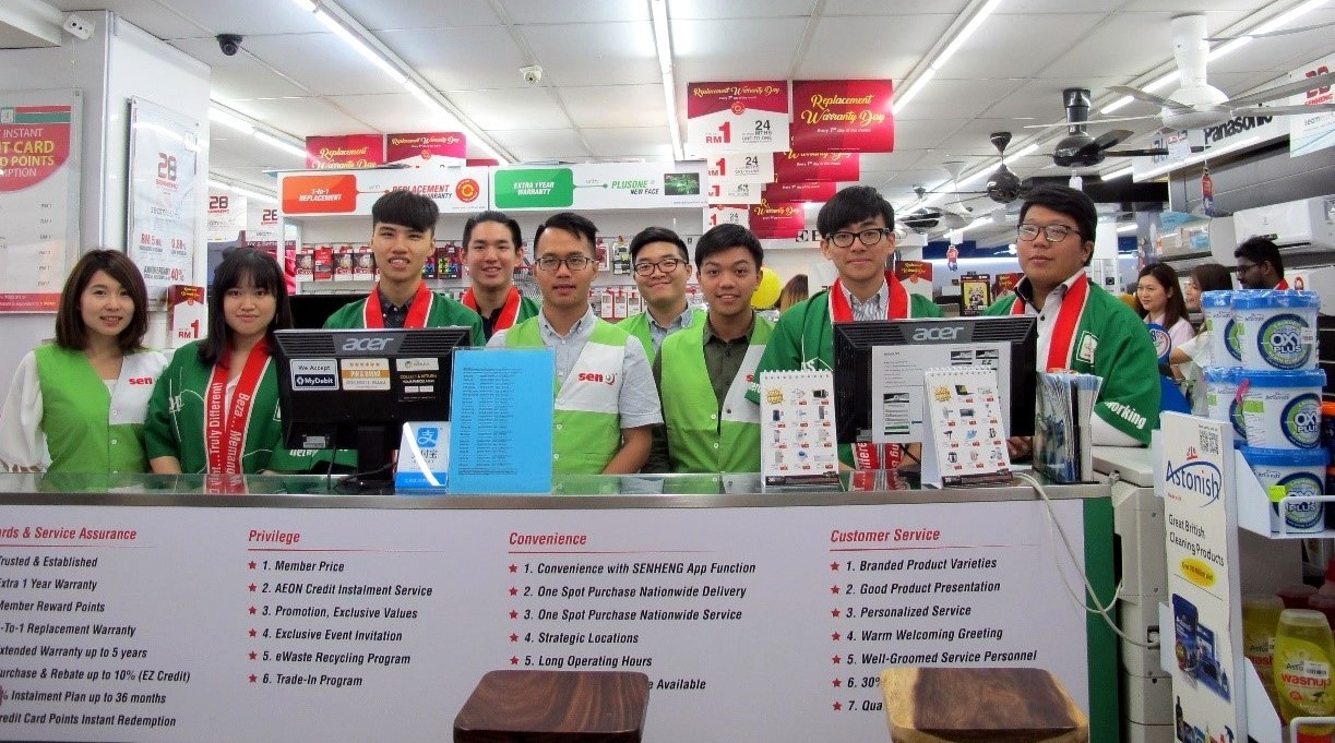 國企系8名研究生於Senheng實體店面進行店員體驗