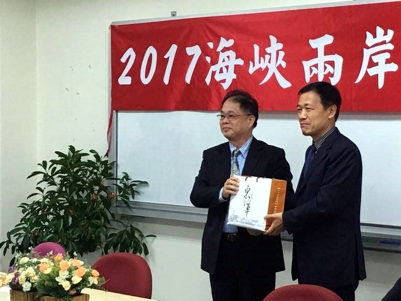東華大學古智雄主任秘書贈東華紀念品給廣州大學