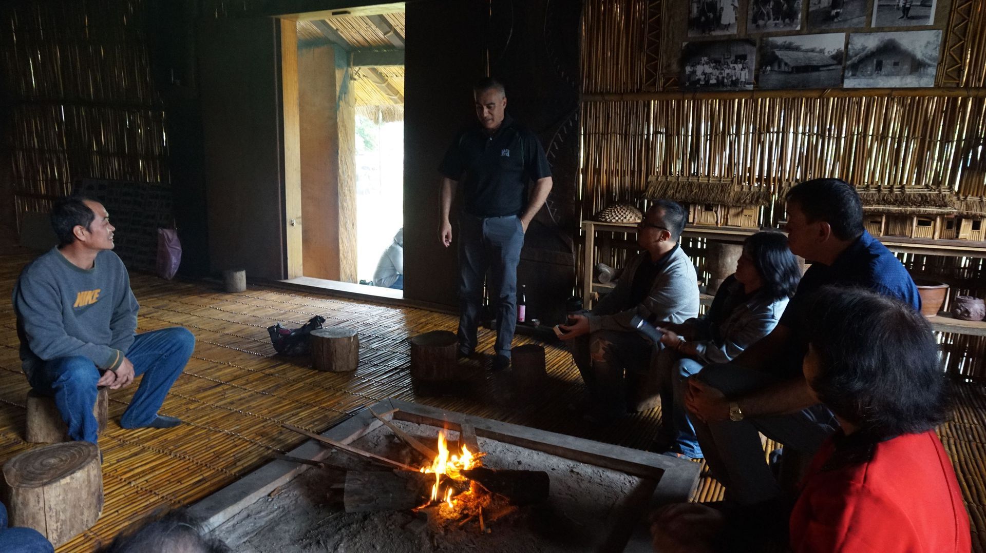 Te Kani Kingi教授（站立者）於傳統家屋（Kakita'an）內分享毛利文化並討論原住民族文化所面臨之機會與挑戰。