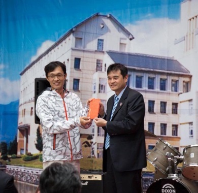 第一獅子會長韓英傑（右）贊助活動贈品 由衛保組長楊昌斌代表接受