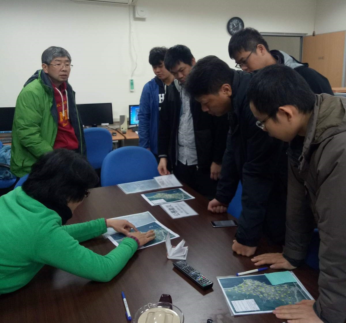 張文彥老師與學生研討地震問題