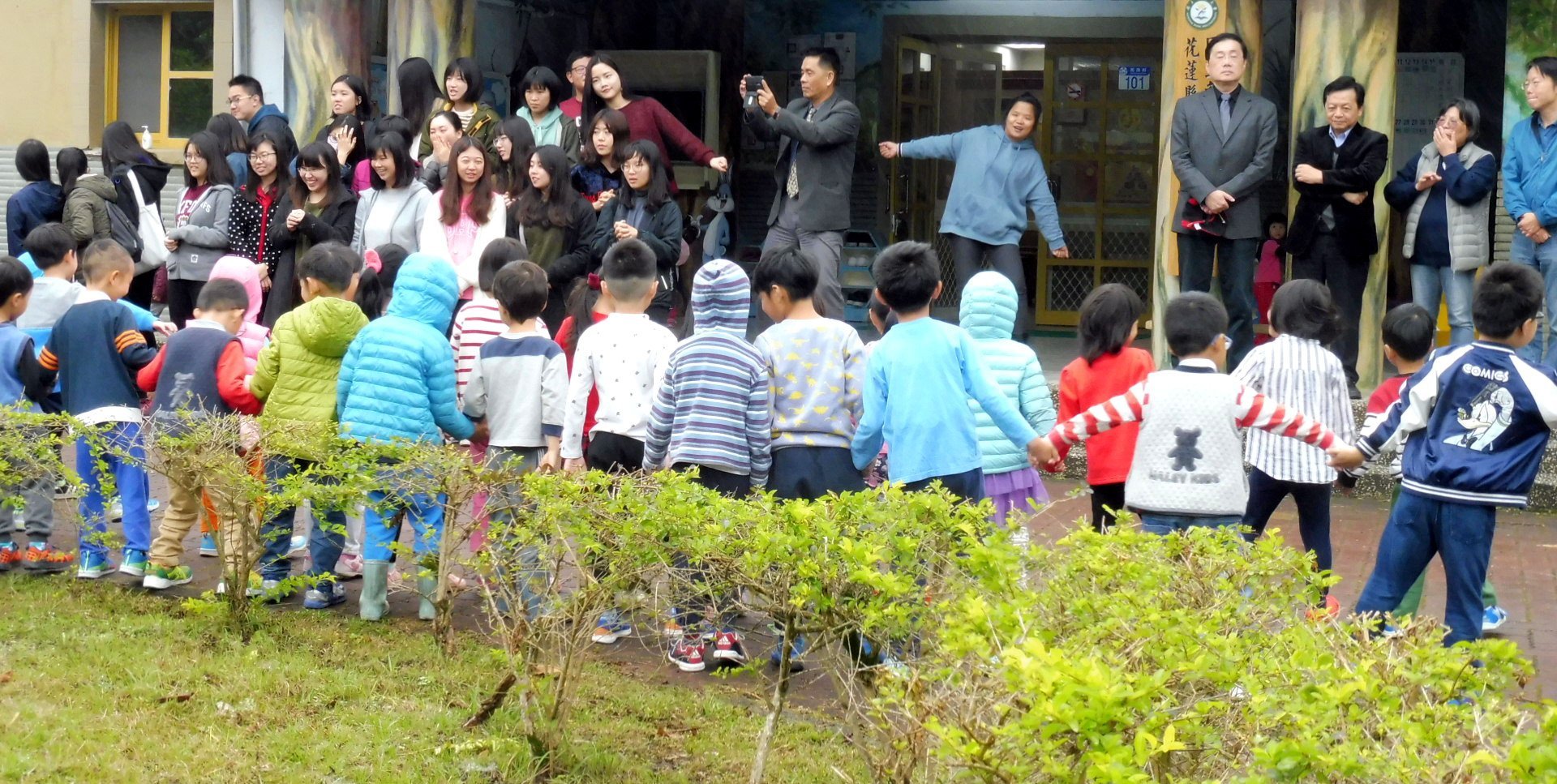 揭牌儀式幼兒園孩童進行表演