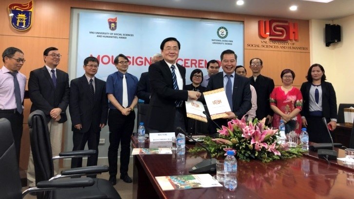 趙涵㨗校長（左起）與河內國家大學校長Pham Quang Minh代表簽署MOU