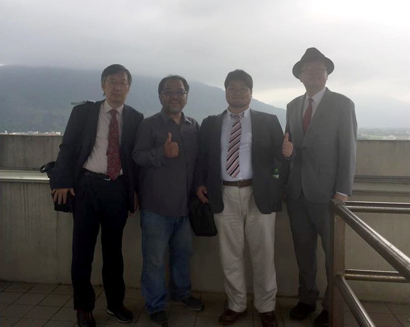 左起瀧敦 弘科長、歷史系潘宗億主任與廣島大學代表團合影