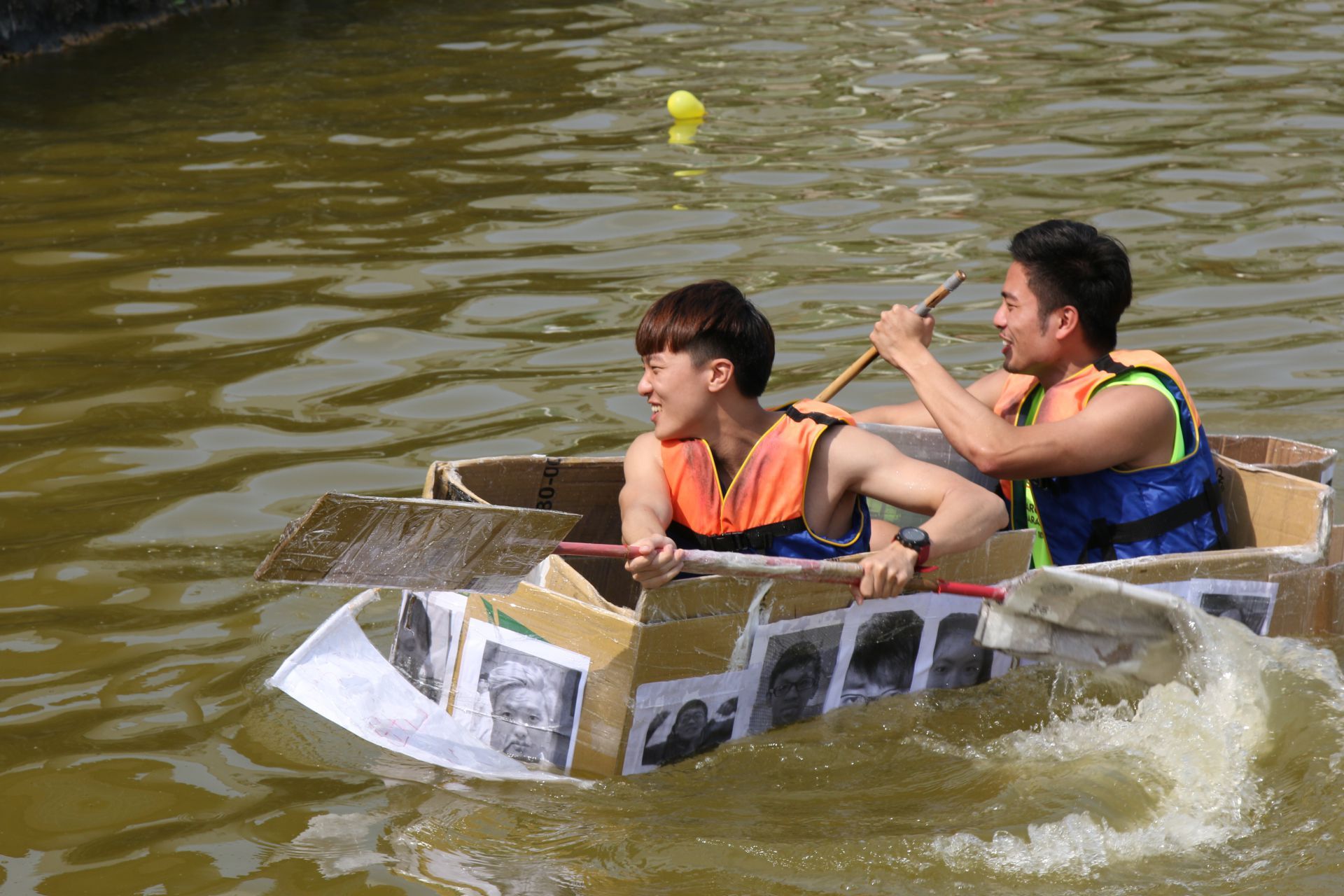 參賽同學在湖面齊心划船