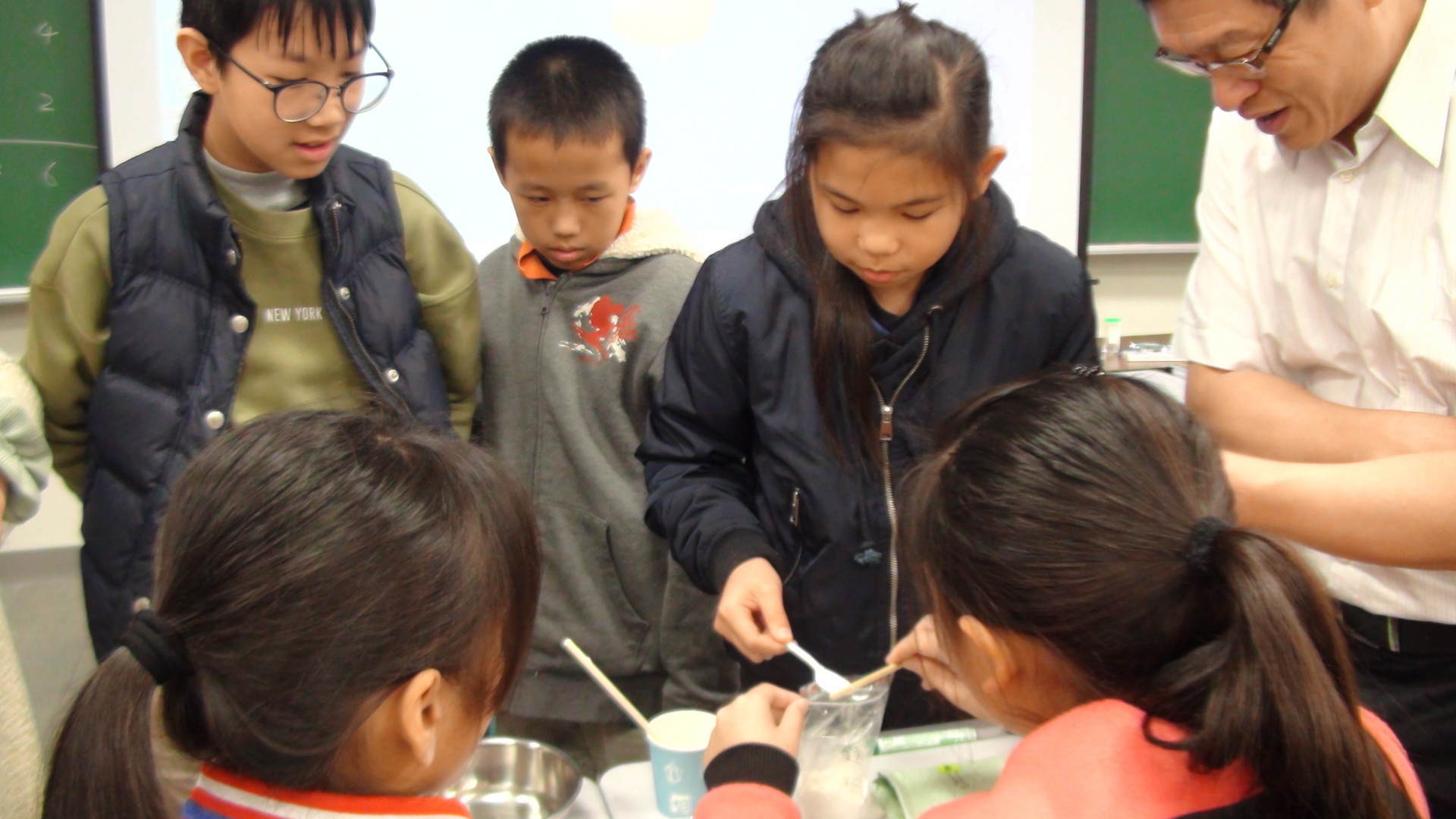 師生們動手做蜜露膠水實驗