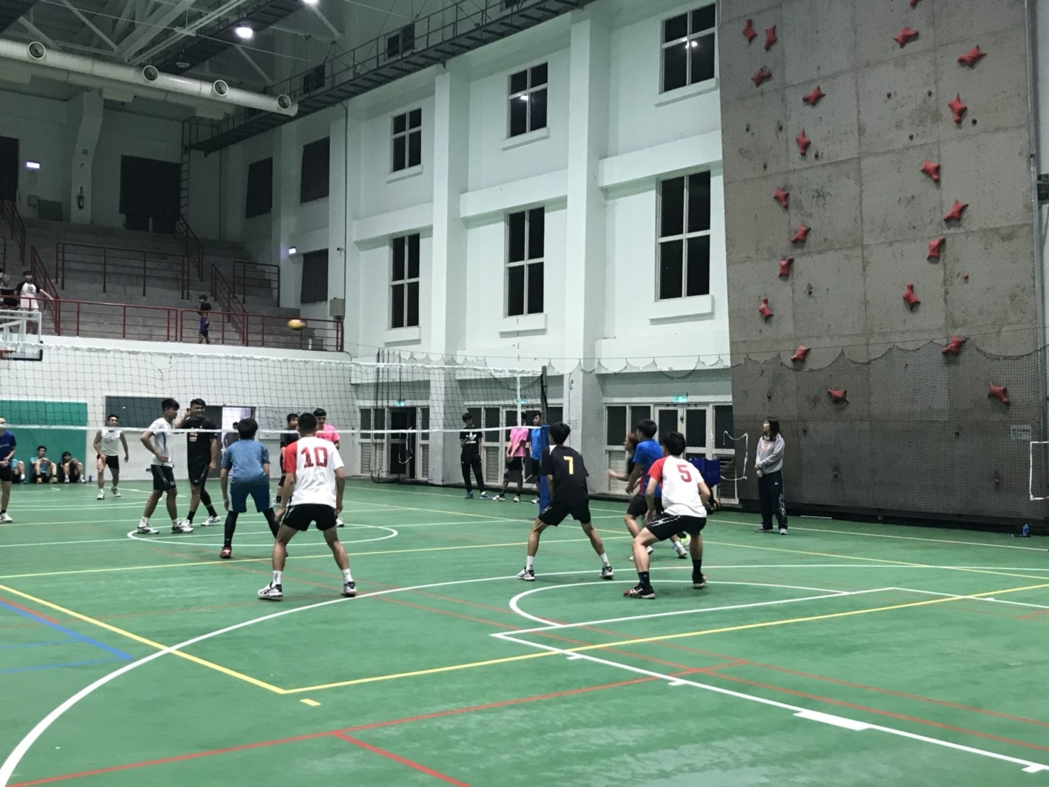 國立花蓮高級中學與東華甲組男子排球隊比賽過程