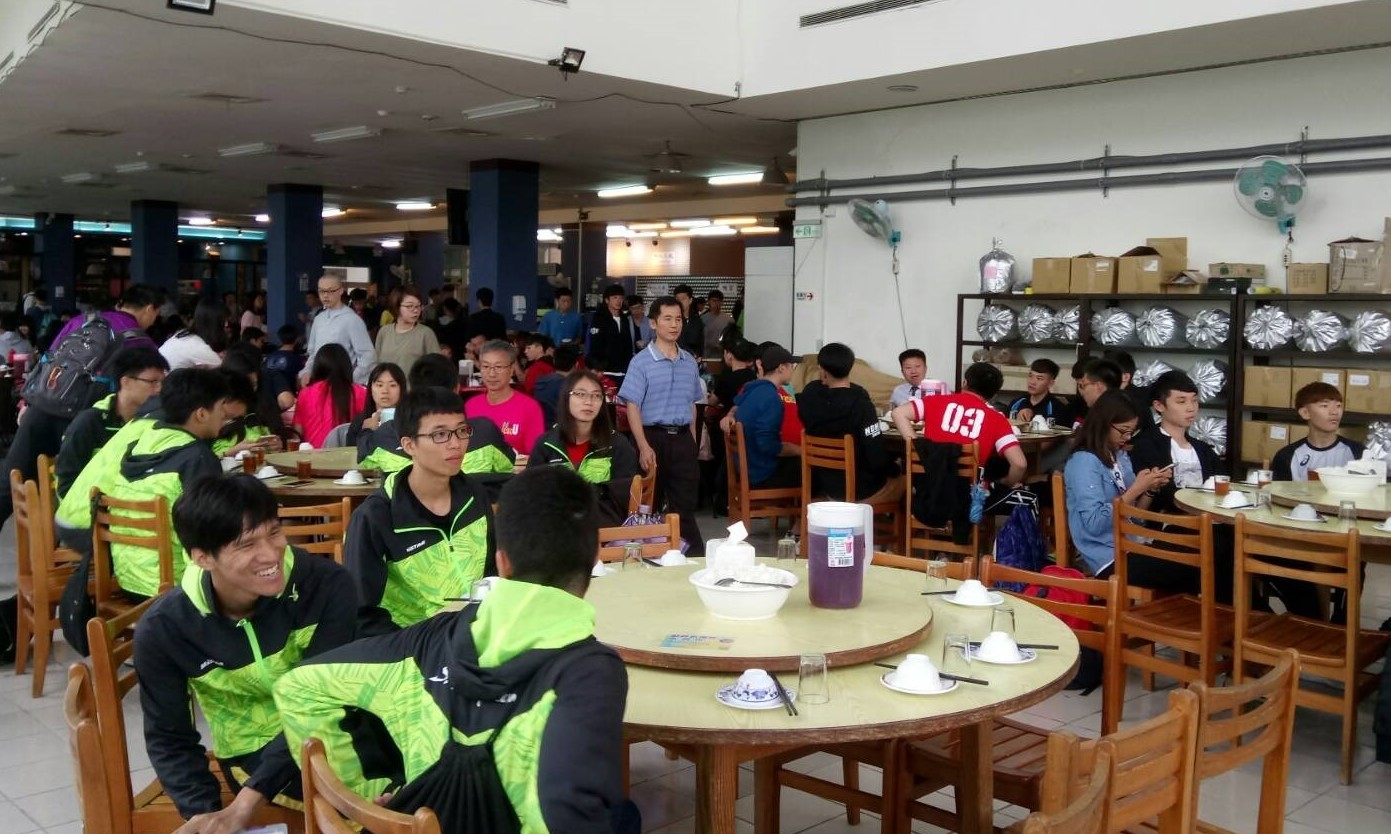 東華運動代表隊於湖畔餐廳舉行慶功餐會