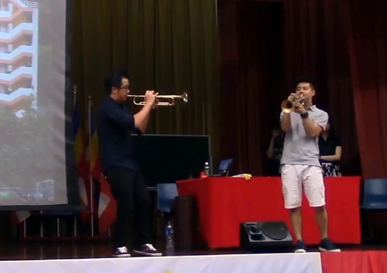 魏廣晧老師與劉昱維同學吹奏小號揭開宣講序幕