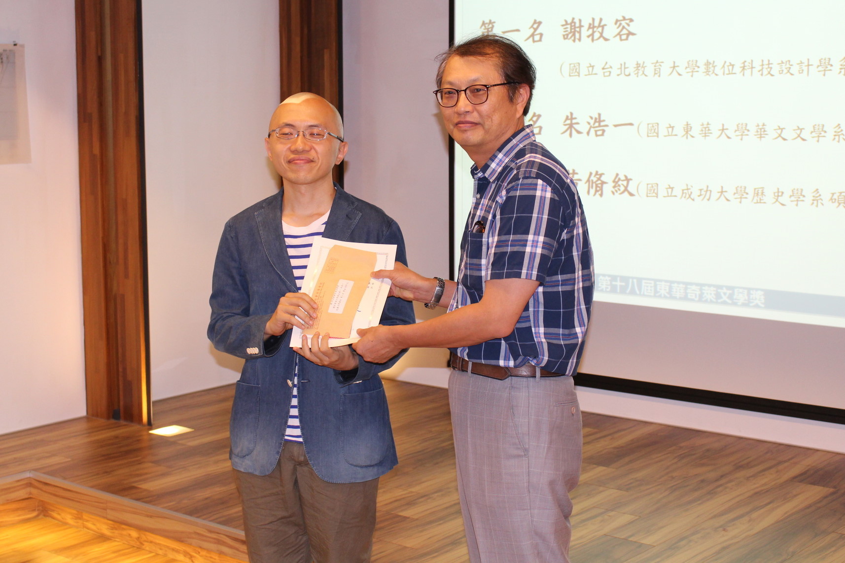 林君鴻全國兒童文學童話獎得主與頒獎人王家禮老師