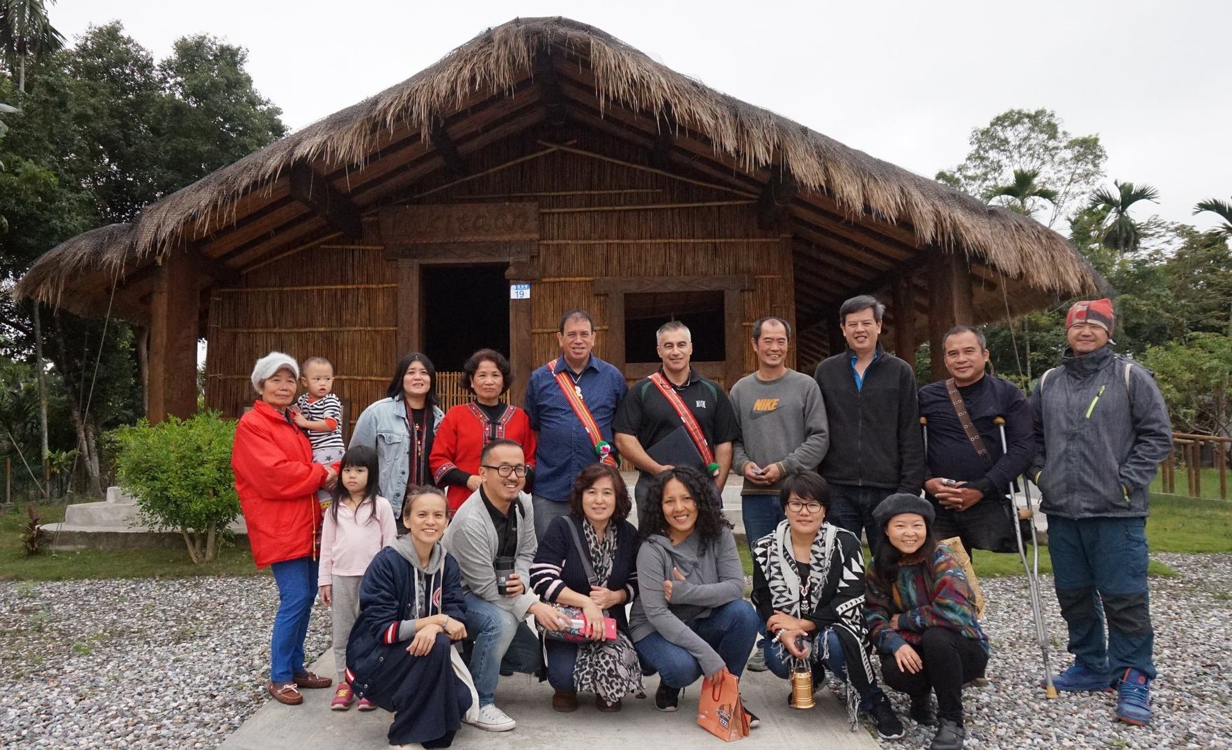 合作夥伴花蓮縣部落大學安排至太巴塱傳統家屋（Kakita'an）討論南島連結與交流，並於屋前合影。