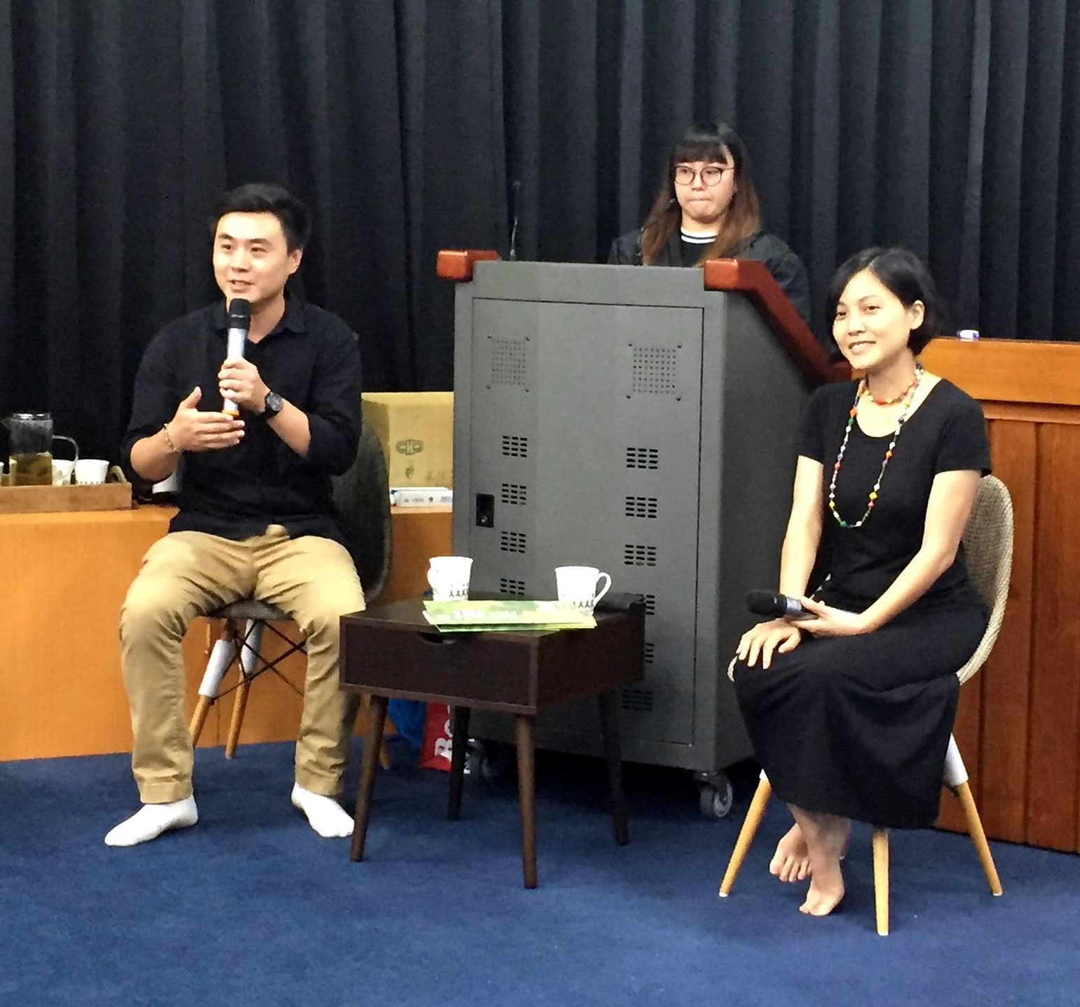 SKAYA SIKU（右）的法國臺灣原住民電影日策展分享，主持人為楊鈞凱老師（左）。