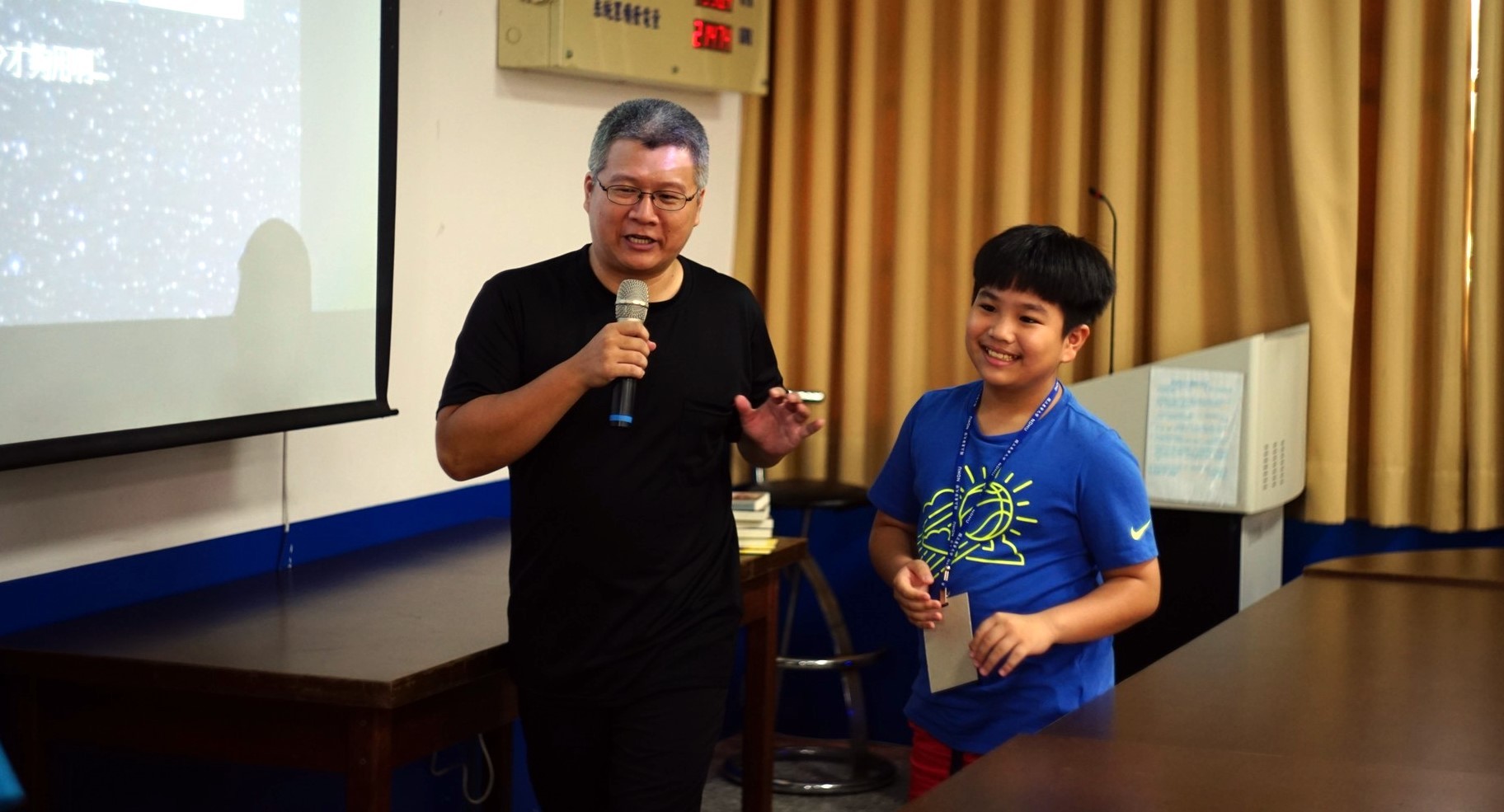 紀錄片導演吳和璞邀請小學員上台分享什麼是分鏡