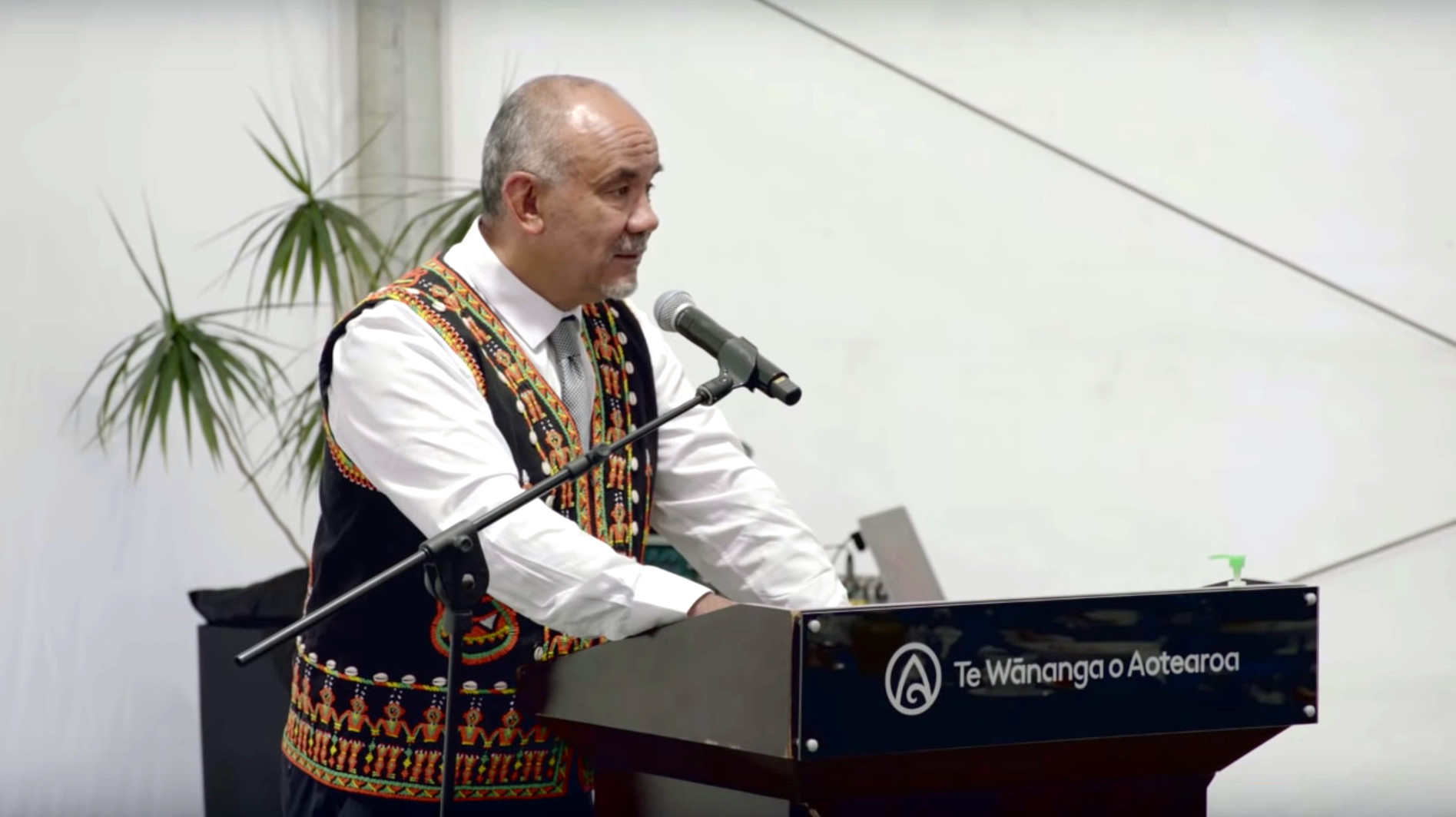 紐西蘭歐提羅毛利大學執行長Te Ururoa Flavell穿著排灣族珠繡背心致詞