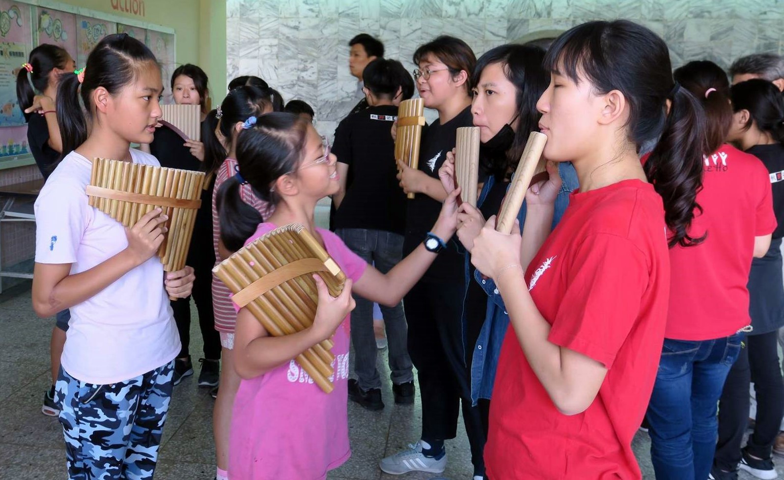 樂合國小學童教導大學生志工吹排笛