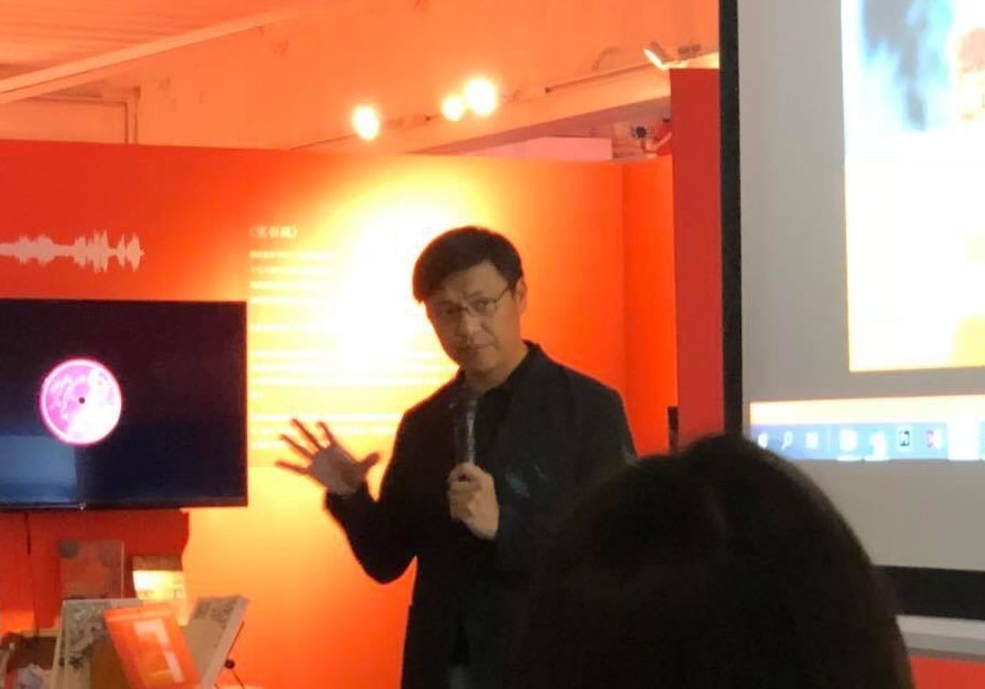吳明益教授在展覽會場與觀眾互動