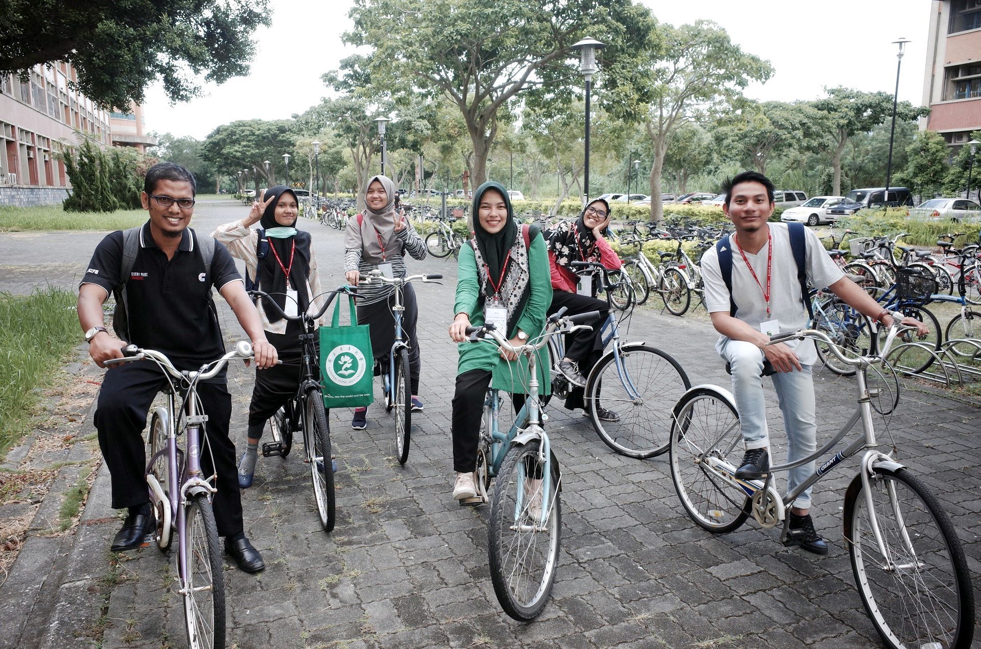 亞齊大學師生騎單車體驗校園生活