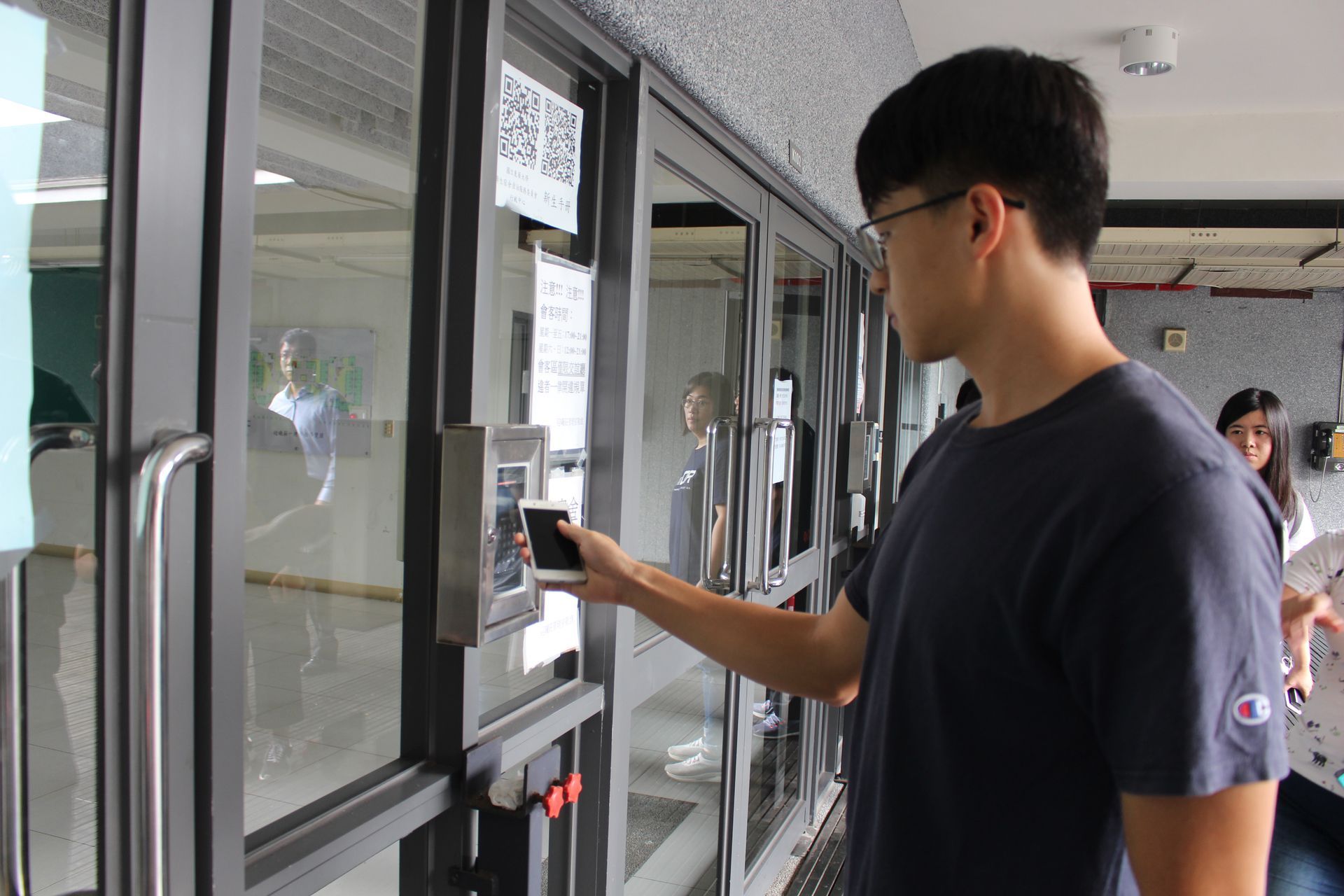 東華學生進行手機門禁刷卡