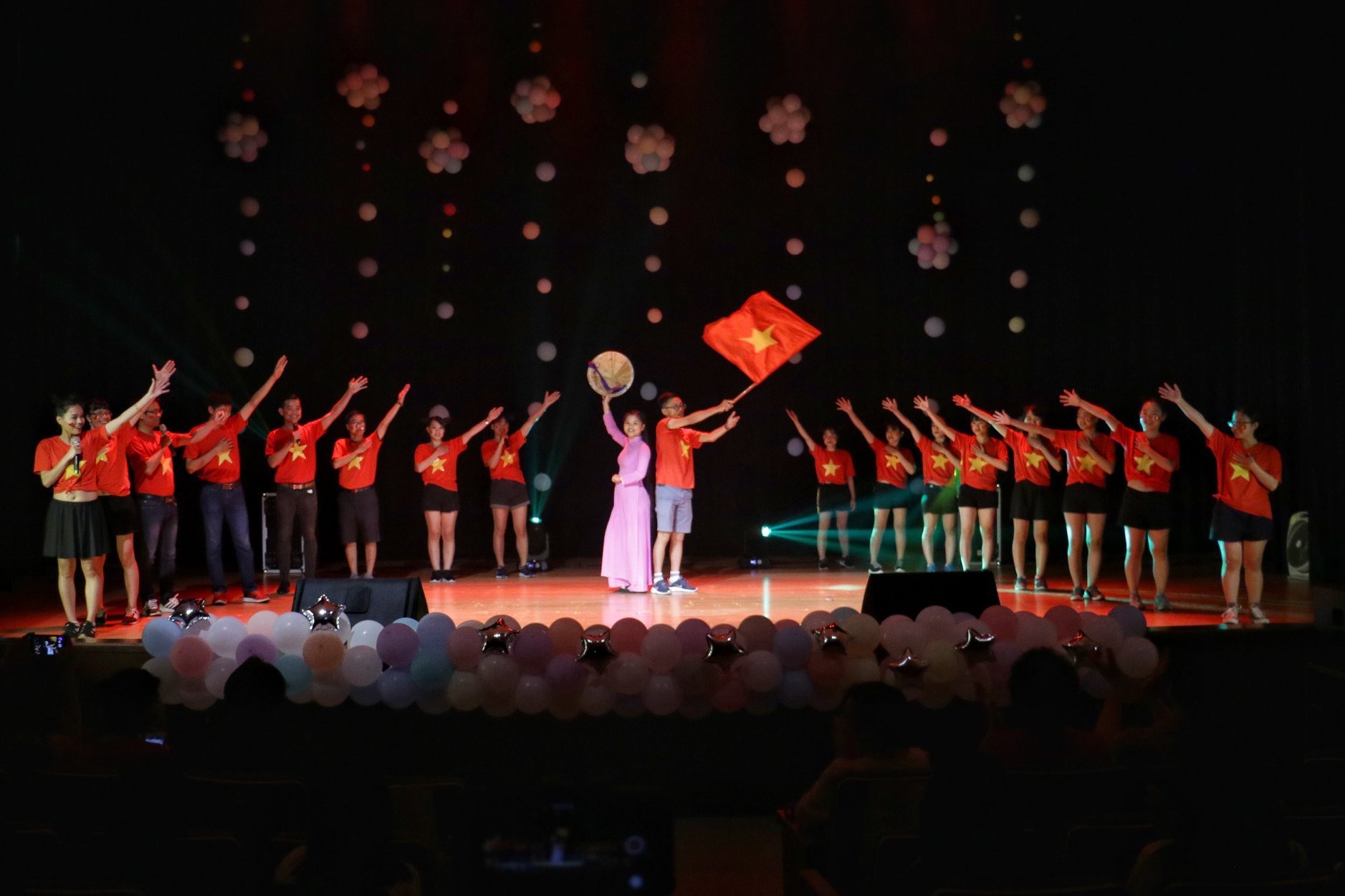 越南同學表演活潑愉快流行樂舞
