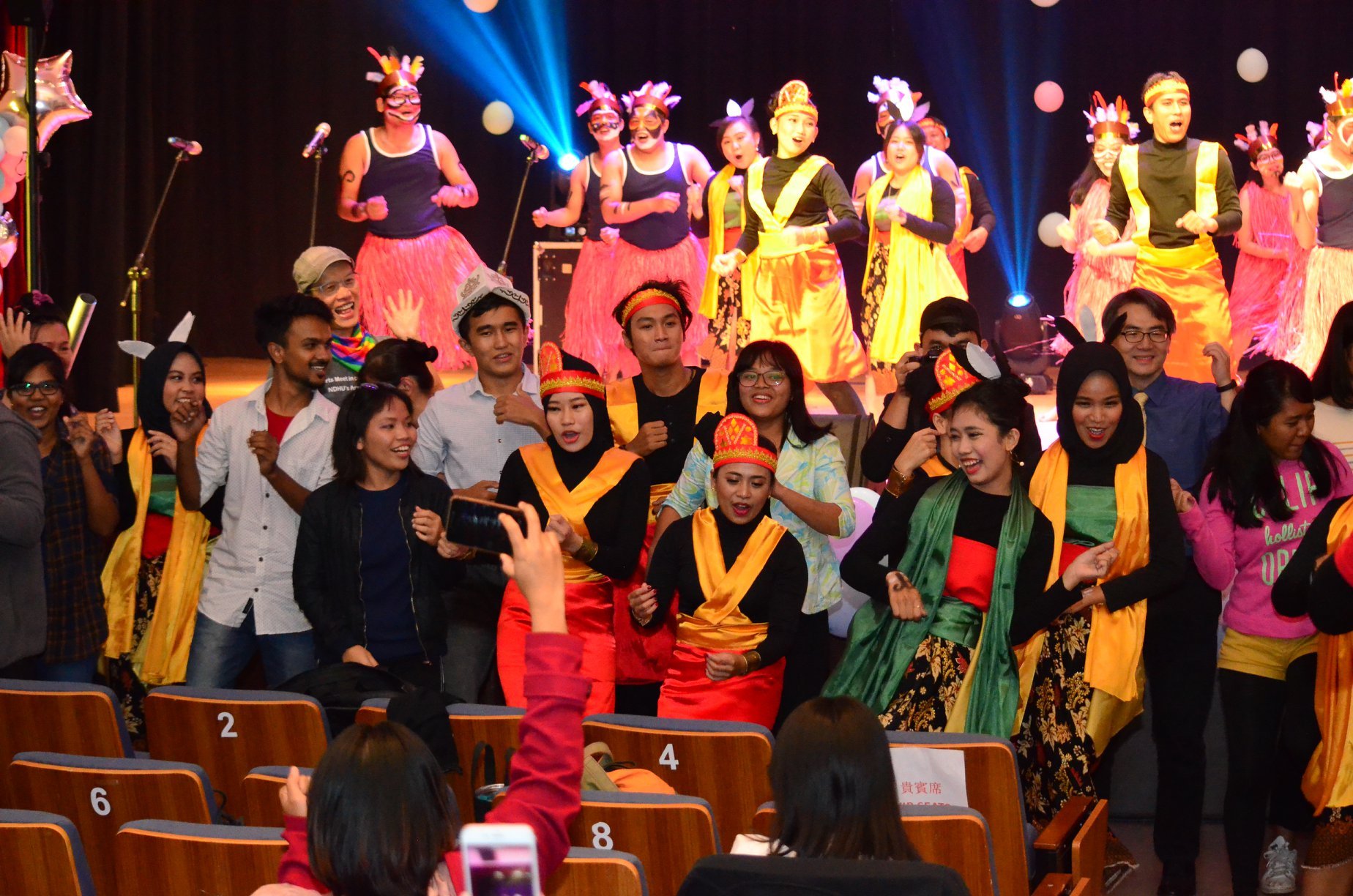 印尼同學邀請觀眾一起跳舞