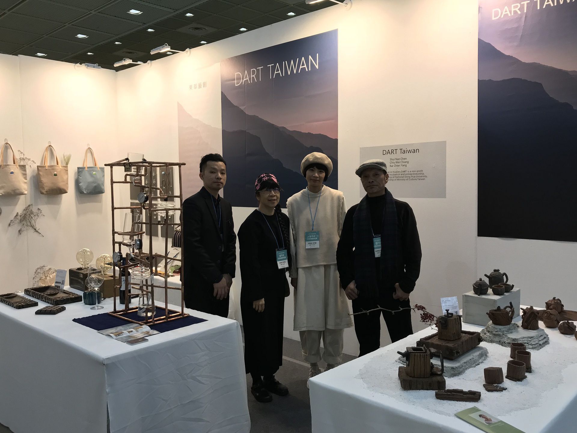 藝創系萬煜瑤教授與三位花蓮參展藝術業者於DART Taiwan展區