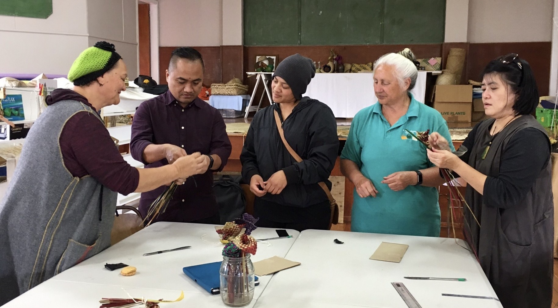 前往社區活動中心編織工坊學習傳統植物編織