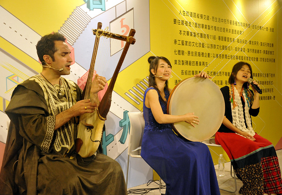 （左起）巴賽隆納音樂家Yerko Lorca與臺灣藝術家Kuan Yin黃冠螢，以及在地歌手喬媗為開幕晚會帶來精彩表演
