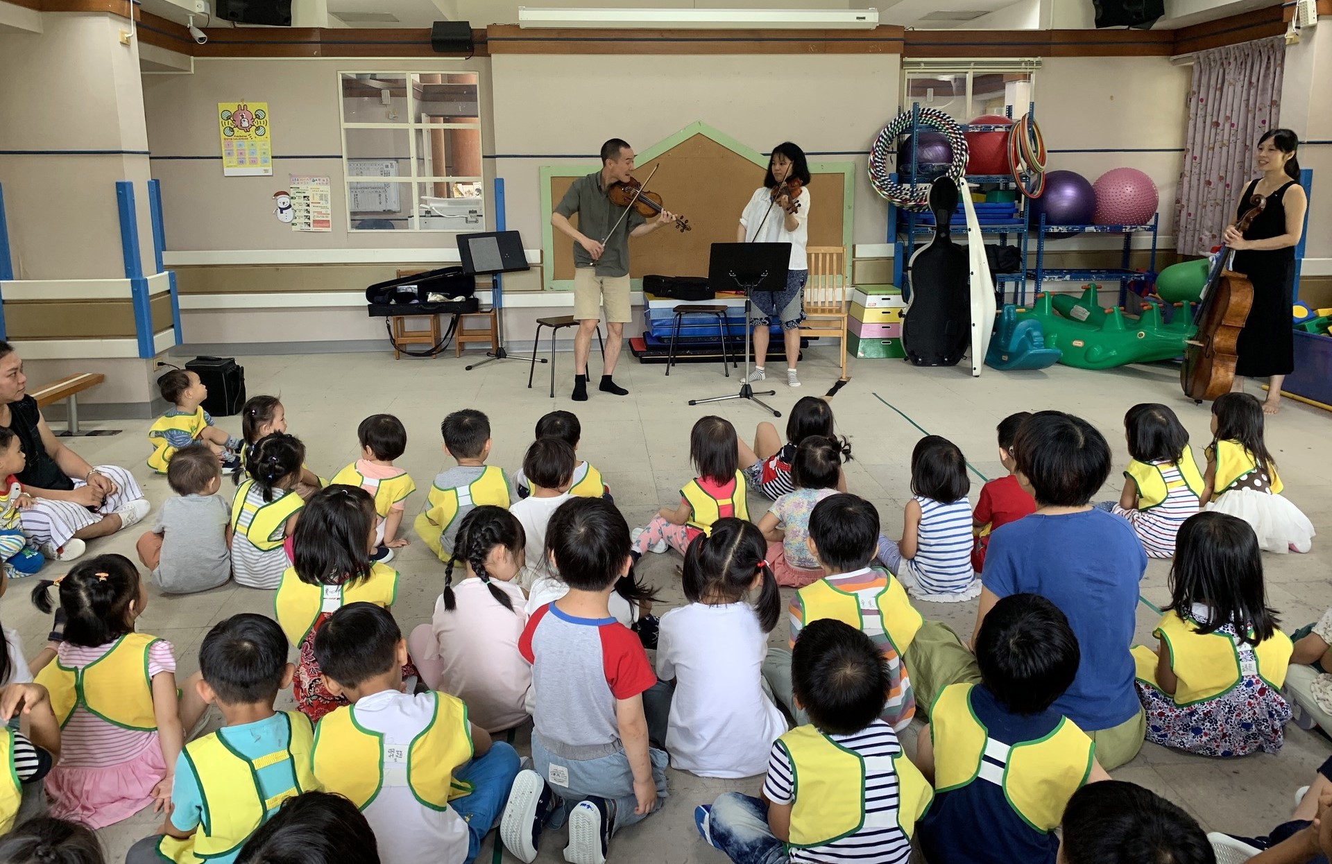 東華附設實驗幼兒園孩童專注聆聽福爾摩沙室內樂團演出