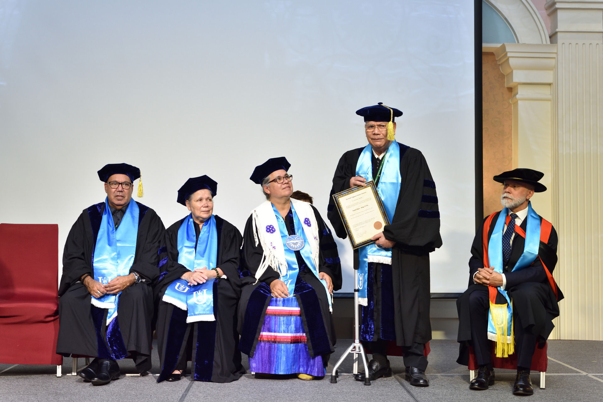 阿美族的Namoh Rata吳明義老師獲頒榮譽博士