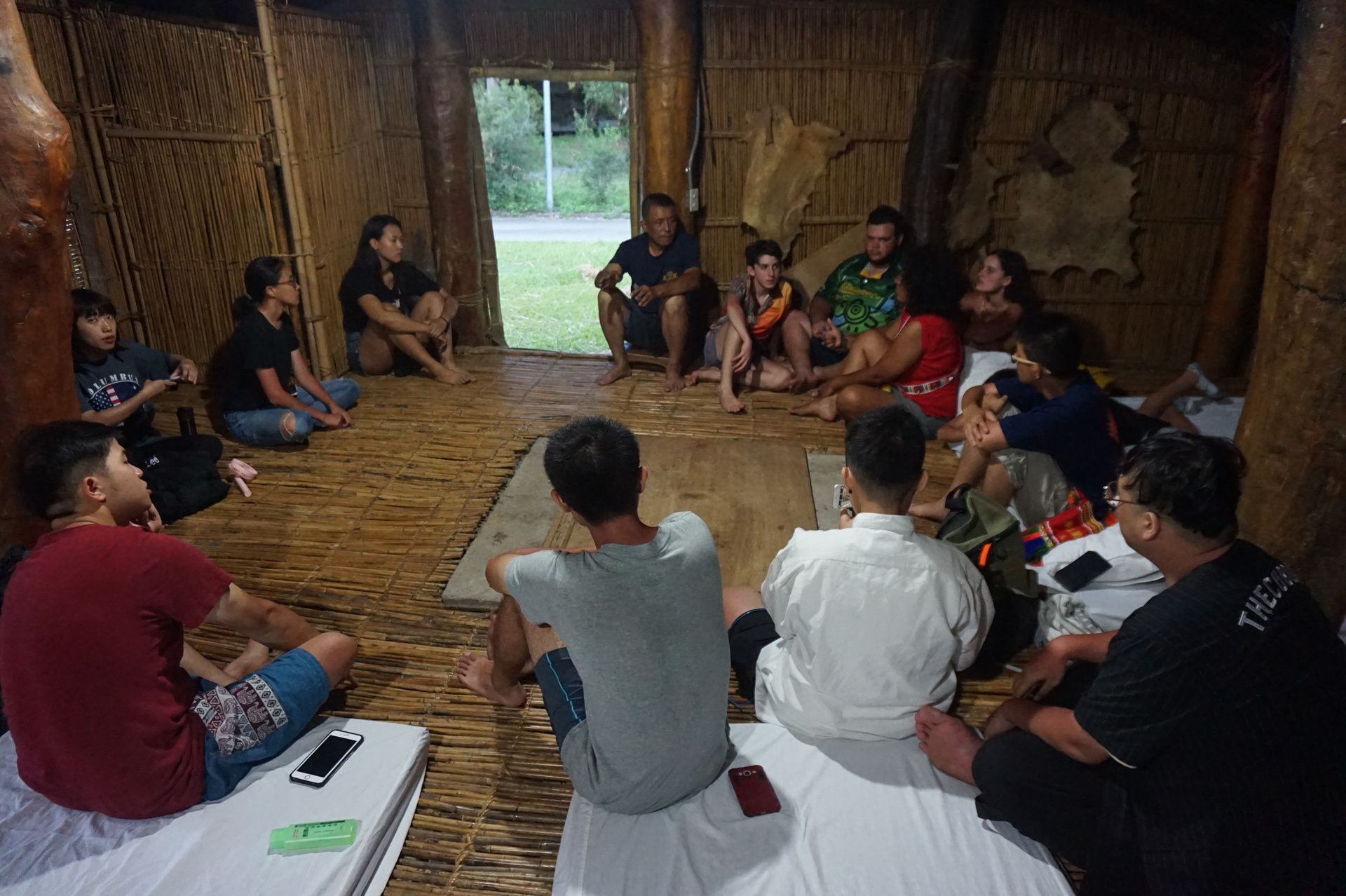 青年營前往奇美以及靜浦部落學習當地文化，並針對原住民族議題討論