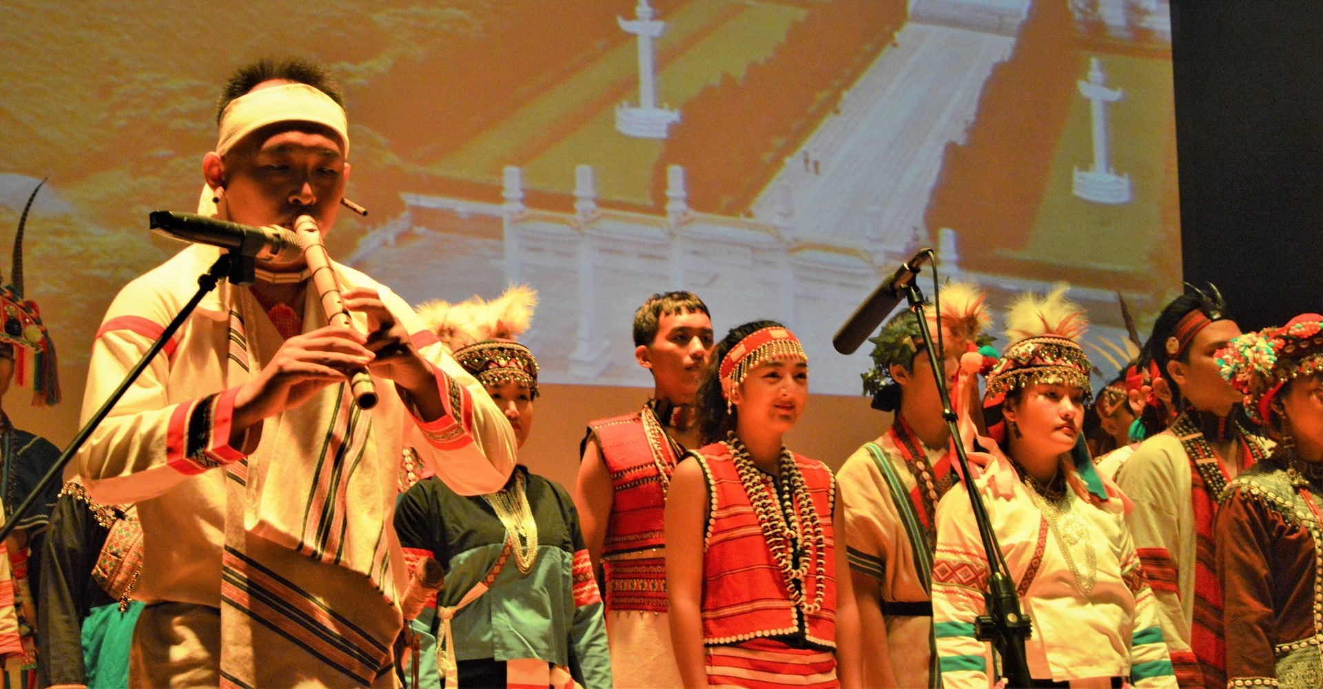 東華原住民族舞團於歡迎會表演