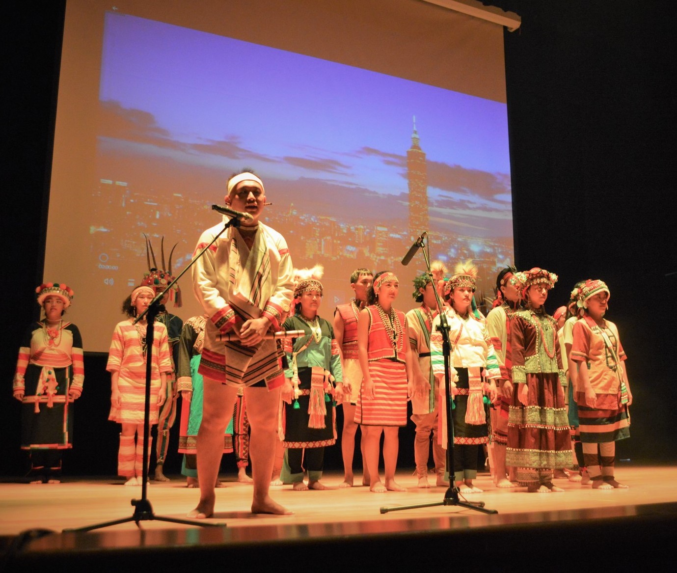 東華原住民族舞團於歡迎會上表演