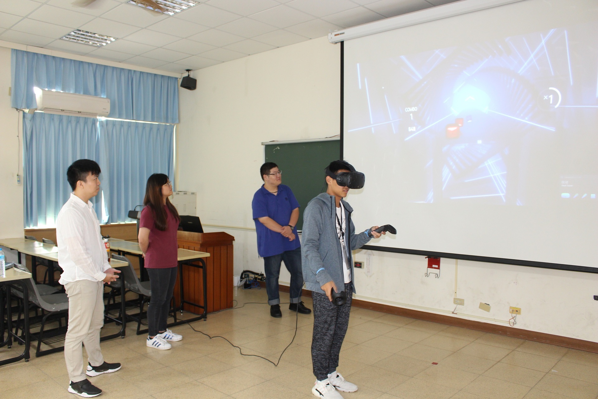 參加科技部「科學開門，青春不悶」同學於東華大學實際體驗「虛擬實境探索」