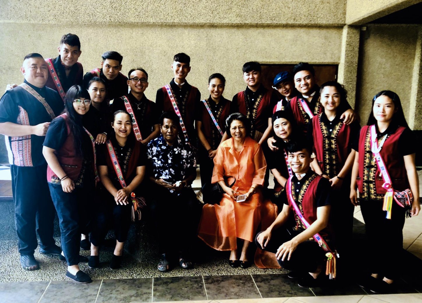 東華原住民民族學院舞團與帛琉共和國女王合影