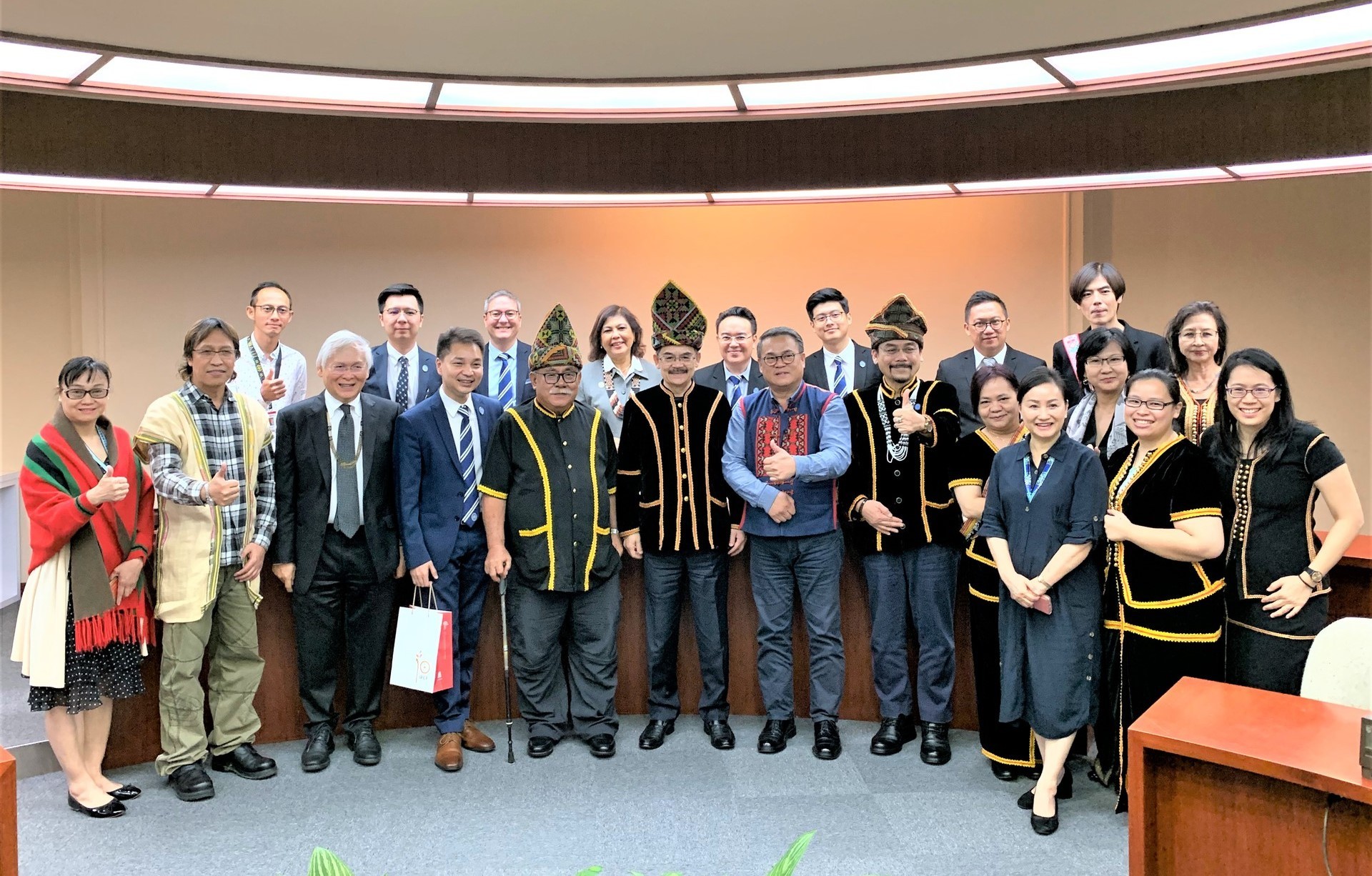 Group photo was taken at the Taiwan Indigenous TV. The third from the left in the first row: Datuk Alexnder Decena, Roger Chin Ken Fong, Datuk Douglas Cristo Primus （former Judge of High Court）, Datuk Martin Mairin Idang （Judge of High Court）, Kacaw Fuyan （CEO of Taiwan Indigenous TV）, and Datuk John Sikayun