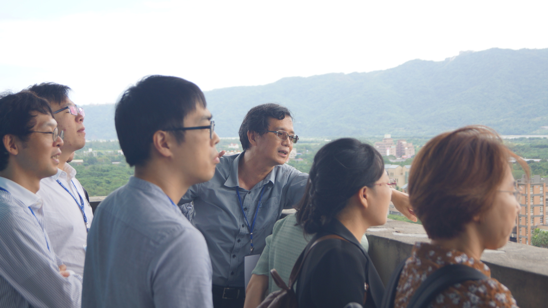 陳鴻圖教授為與會學者進行圖書館塔樓導覽