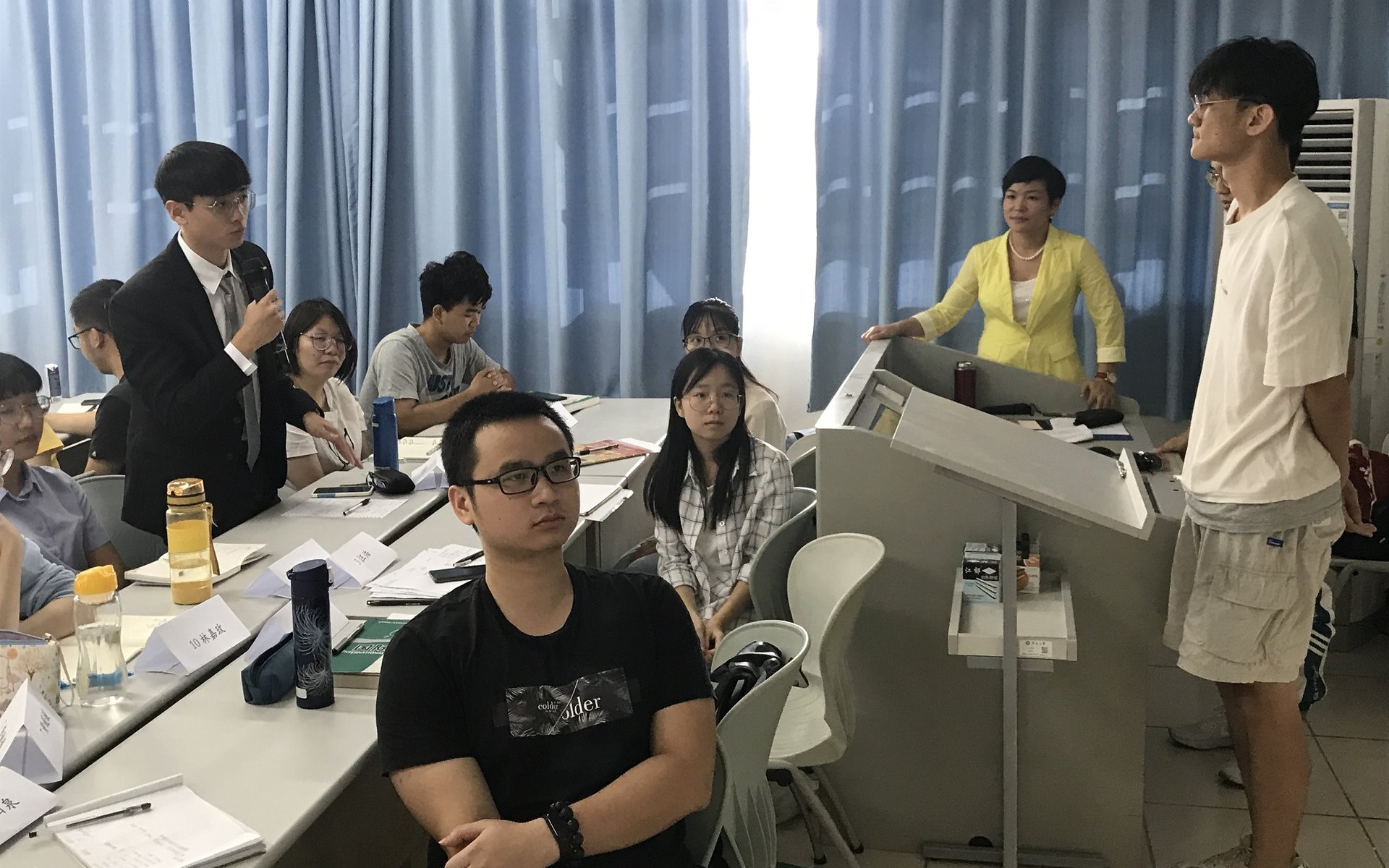 研究生與中國學生簡報內容進行互動