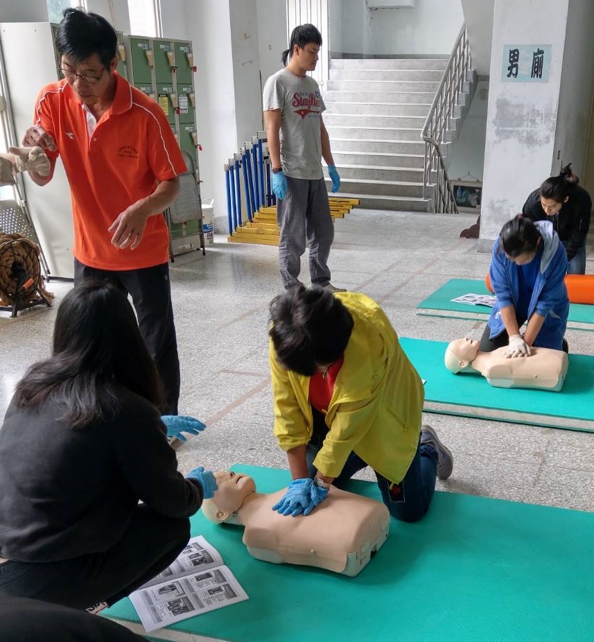 體育中心主任尚億薇親自操作CPR+AED
