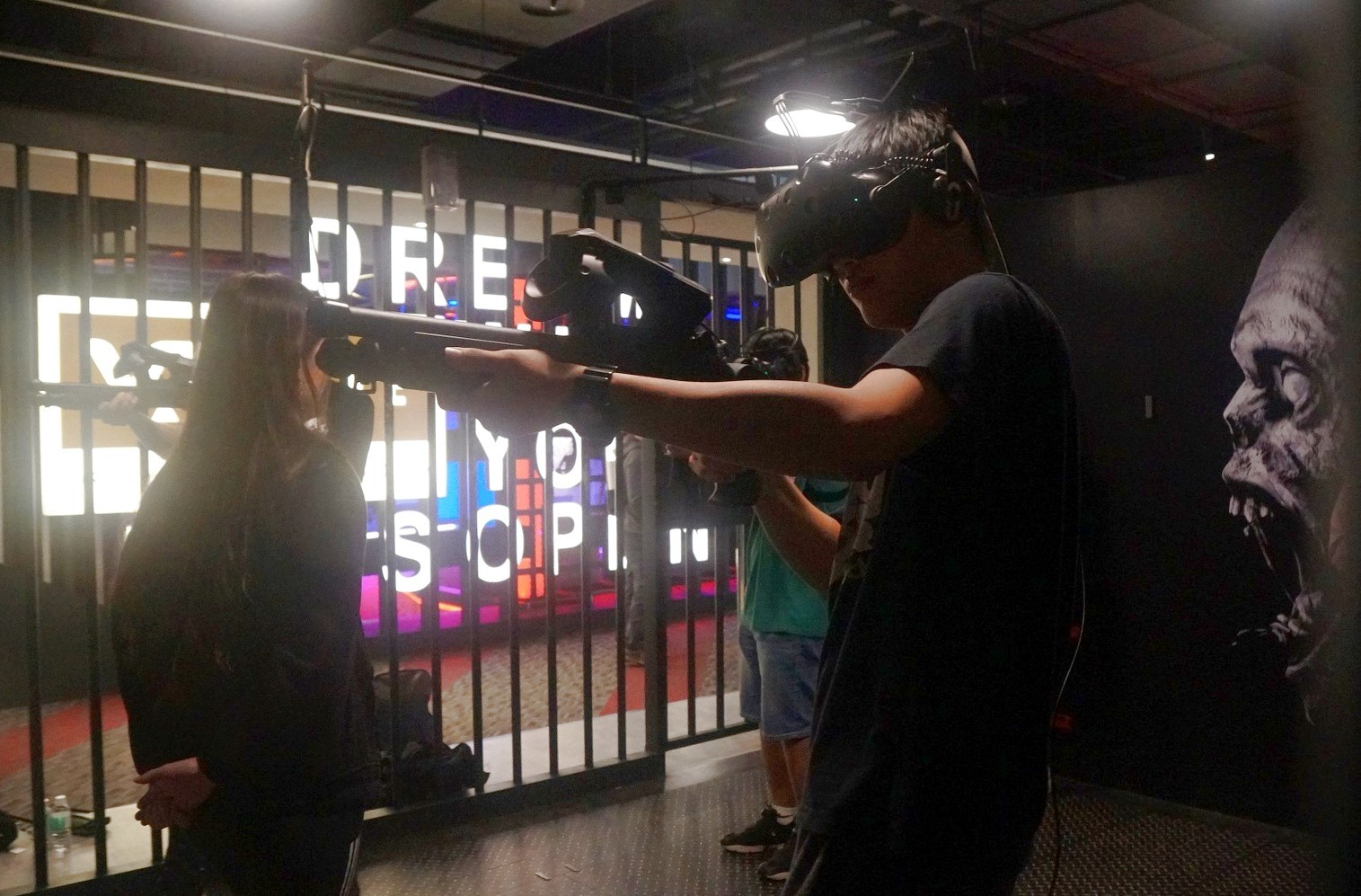 同學親身體驗VR遊戲